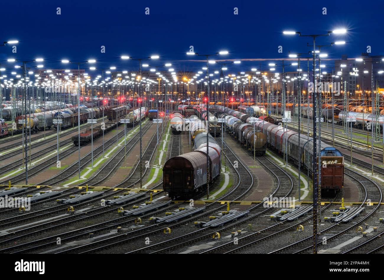 PRODUKTION - 26. November 2024, Sachsen-Anhalt, Halle (Saale): Güterwagen stehen auf dem Bahnformationsbahnhof im Rangierbahnhof Halle/Saale. Die Anlage ist eine der modernsten ihrer Art in Europa. Der Bahnknotenpunkt Halle/Saale ist ein wichtiger Knotenpunkt für den Güter- und Personenverkehr in Mitteldeutschland. Foto: Hendrik Schmidt/dpa Stockfoto