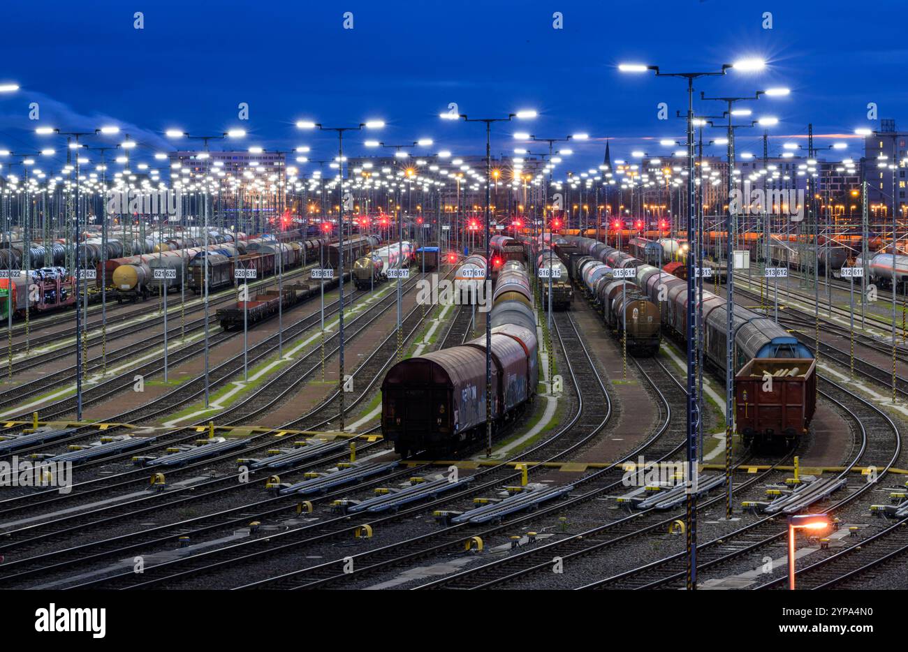 PRODUKTION - 26. November 2024, Sachsen-Anhalt, Halle (Saale): Güterwagen stehen auf dem Bahnformationsbahnhof im Rangierbahnhof Halle/Saale. Die Anlage ist eine der modernsten ihrer Art in Europa. Der Bahnknotenpunkt Halle/Saale ist ein wichtiger Knotenpunkt für den Güter- und Personenverkehr in Mitteldeutschland. Foto: Hendrik Schmidt/dpa Stockfoto
