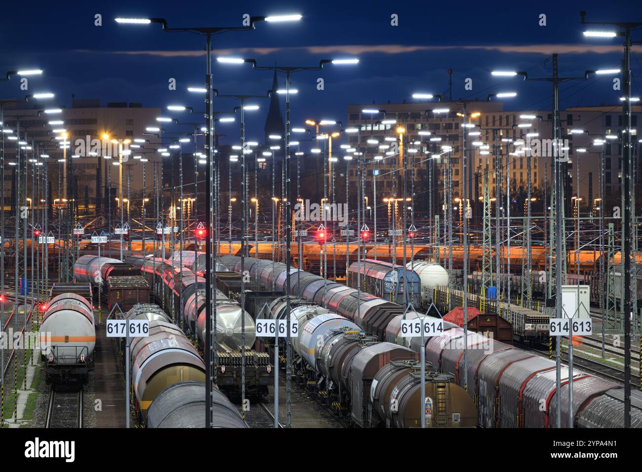 PRODUKTION - 26. November 2024, Sachsen-Anhalt, Halle (Saale): Güterwagen stehen auf dem Bahnformationsbahnhof im Rangierbahnhof Halle/Saale. Die Anlage ist eine der modernsten ihrer Art in Europa. Der Bahnknotenpunkt Halle/Saale ist ein wichtiger Knotenpunkt für den Güter- und Personenverkehr in Mitteldeutschland. Foto: Hendrik Schmidt/dpa Stockfoto