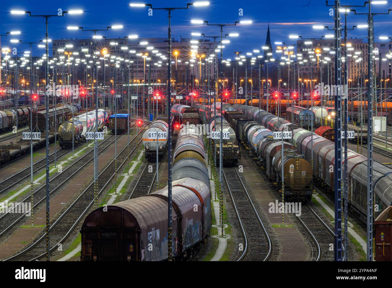 PRODUKTION - 26. November 2024, Sachsen-Anhalt, Halle (Saale): Güterwagen stehen auf dem Bahnformationsbahnhof im Rangierbahnhof Halle/Saale. Die Anlage ist eine der modernsten ihrer Art in Europa. Der Bahnknotenpunkt Halle/Saale ist ein wichtiger Knotenpunkt für den Güter- und Personenverkehr in Mitteldeutschland. Foto: Hendrik Schmidt/dpa Stockfoto