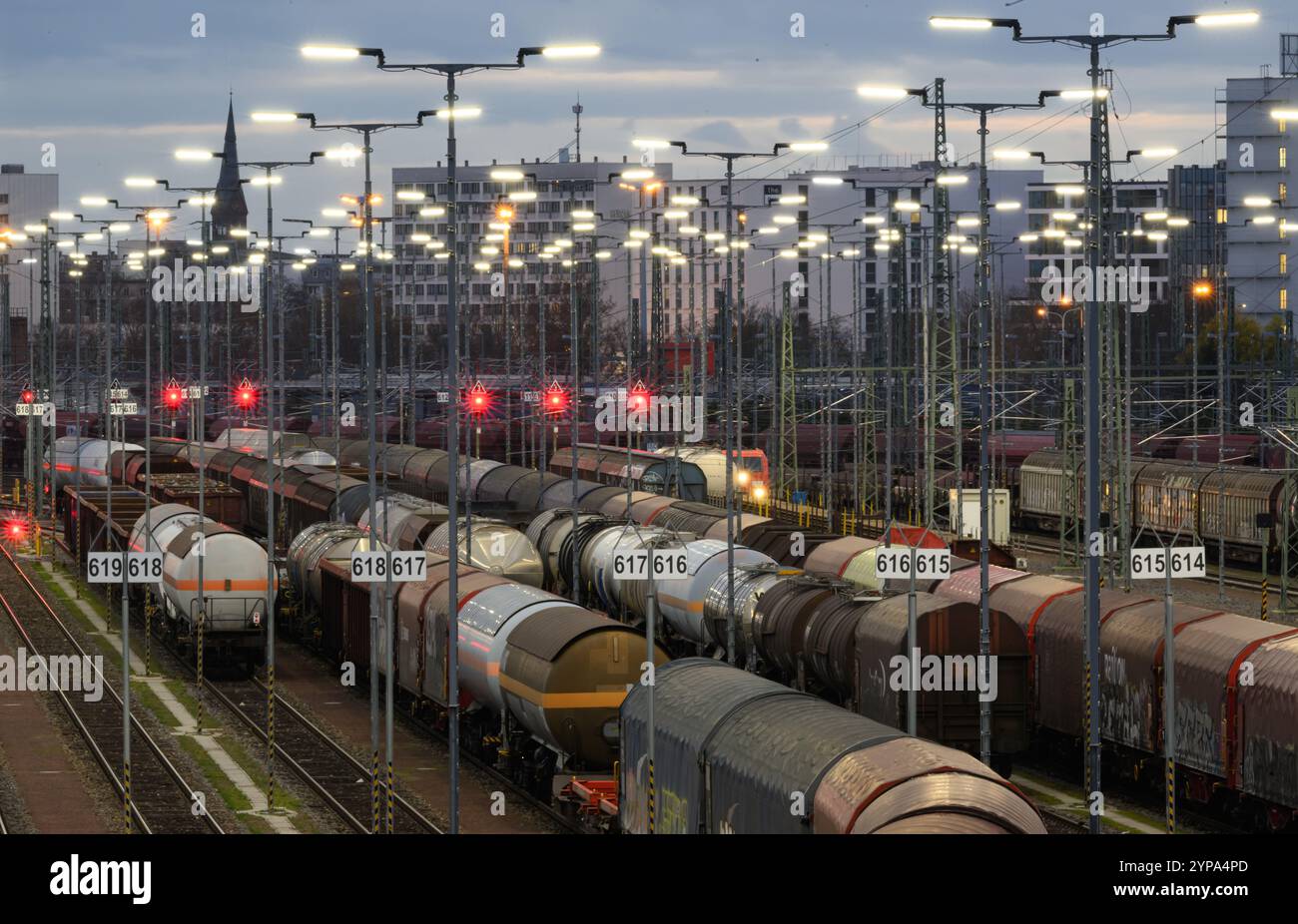 PRODUKTION - 26. November 2024, Sachsen-Anhalt, Halle (Saale): Güterwagen stehen auf dem Bahnformationsbahnhof im Rangierbahnhof Halle/Saale. Die Anlage ist eine der modernsten ihrer Art in Europa. Der Bahnknotenpunkt Halle/Saale ist ein wichtiger Knotenpunkt für den Güter- und Personenverkehr in Mitteldeutschland. Foto: Hendrik Schmidt/dpa Stockfoto