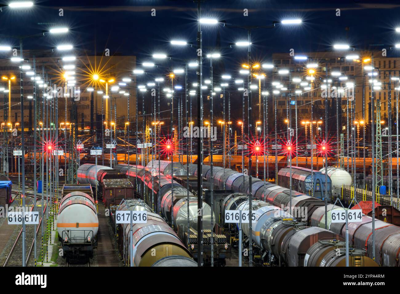 PRODUKTION - 26. November 2024, Sachsen-Anhalt, Halle (Saale): Güterwagen stehen auf dem Bahnformationsbahnhof im Rangierbahnhof Halle/Saale. Die Anlage ist eine der modernsten ihrer Art in Europa. Der Bahnknotenpunkt Halle/Saale ist ein wichtiger Knotenpunkt für den Güter- und Personenverkehr in Mitteldeutschland. Foto: Hendrik Schmidt/dpa Stockfoto