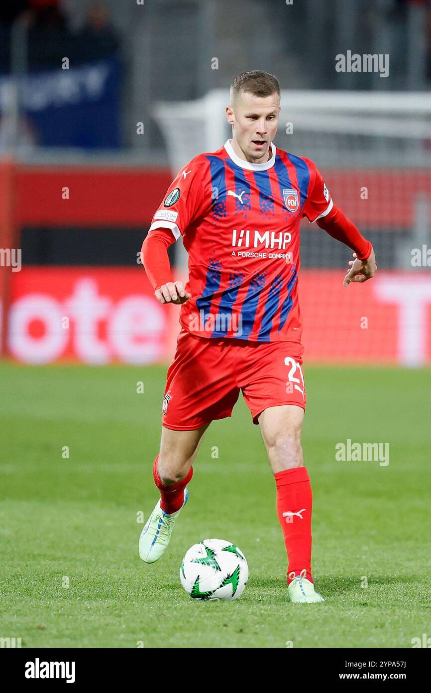 Heidenheim, Deutschland November 2024. Bild v.l.: Adrian Beck (1.FC Heidenheim, 21), 28.11.2024, Fussball, UEFA Conference League, 1. FC Heidenheim - FC Chelsea, GER, Heidenheim, Voith-Arena. Quelle: HMB Media/Alamy Live News Stockfoto