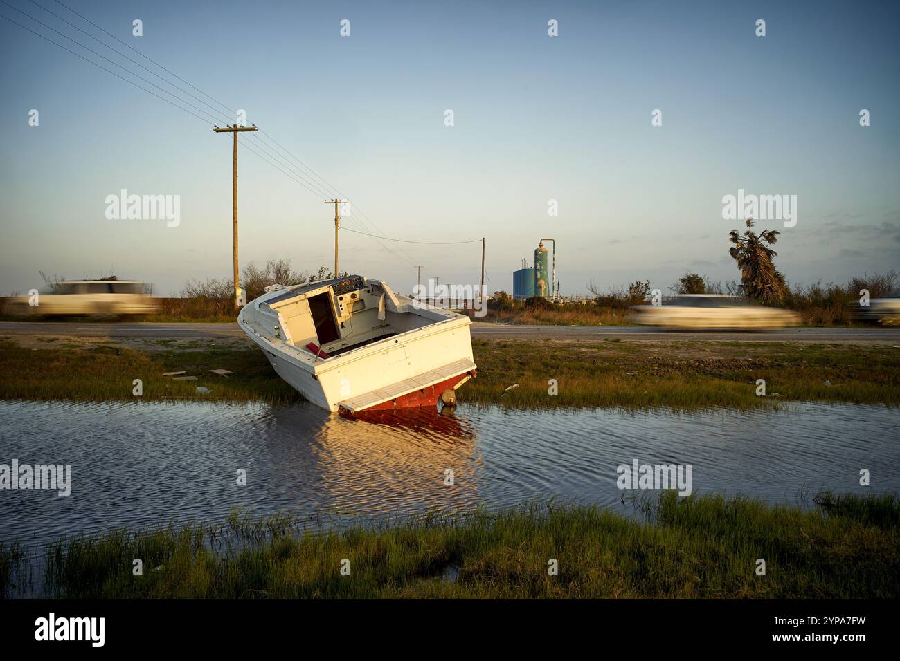Ein heruntergekommenes Fischerboot sitzt teilweise unter Wasser. Stockfoto