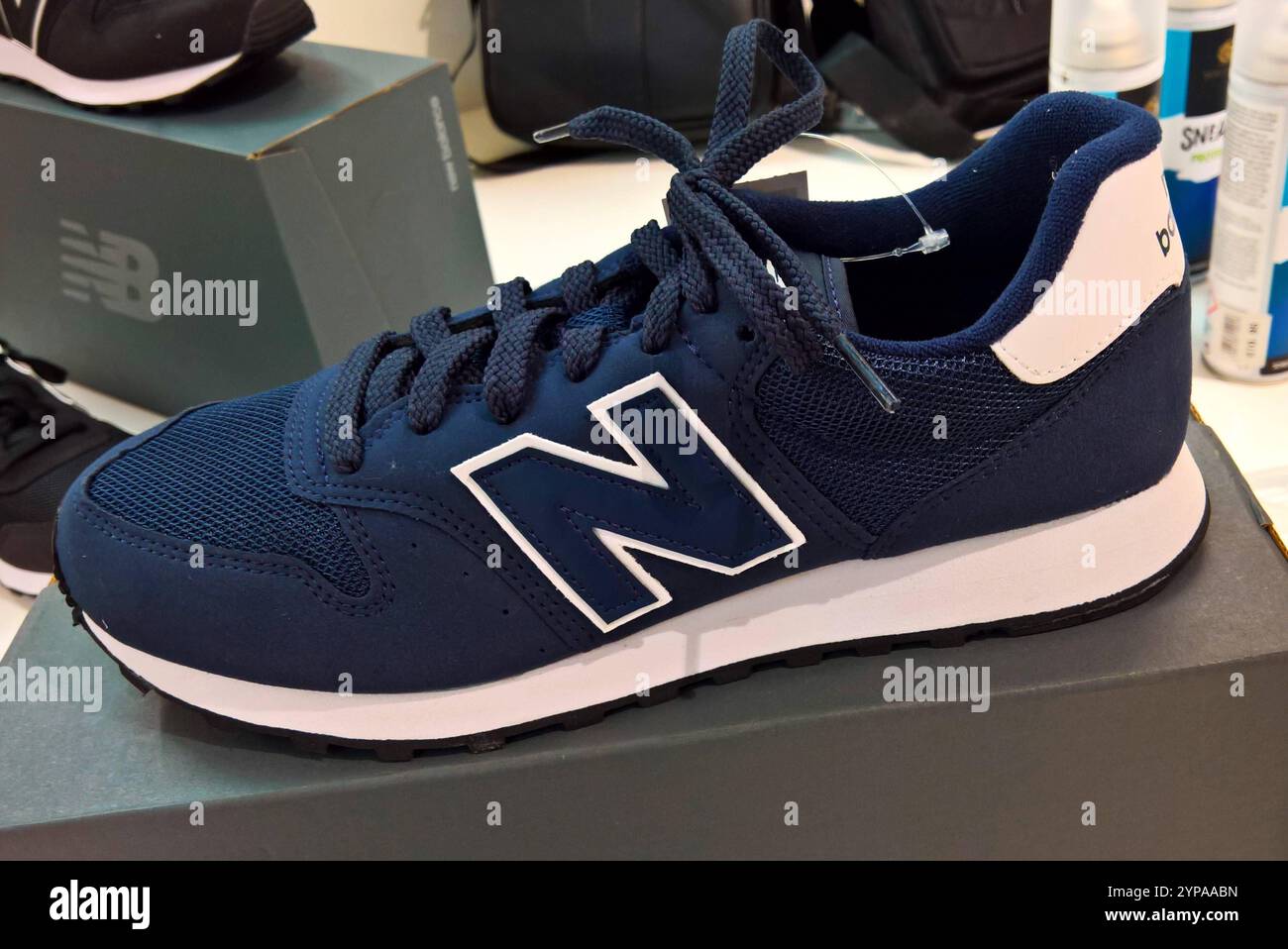 NB Sneaker bzw Sportschuhe. New Balance Athletic Shoe Inc - kurz NBAS, ist ein US-amerikanischer Sportartikelhersteller mit Sitz in Boston, Massachusetts. Das Unternehmen wurde 1906 unter dem Namen New Balance Arch Support Company gegründet *** NB Sneaker oder Sportschuhe New Balance Athletic Shoe Inc Short NBAS, ist ein US-amerikanischer Sportartikelhersteller mit Sitz in Boston, Massachusetts. Das Unternehmen wurde 1906 unter dem Namen New Balance Arch Support Company gegründet Stockfoto