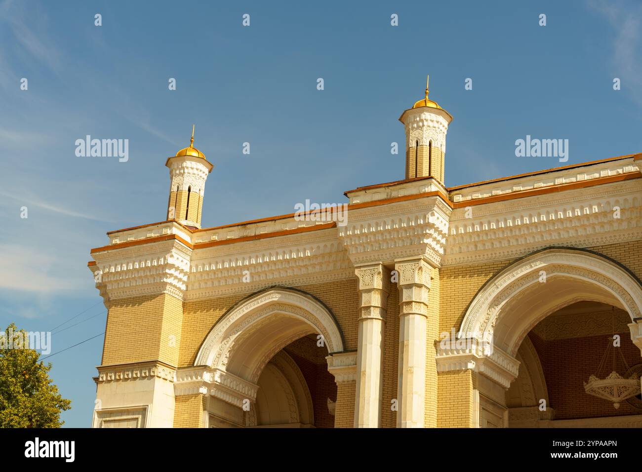 Das Gebäude hat viele Bögen und ist sehr verziert Stockfoto