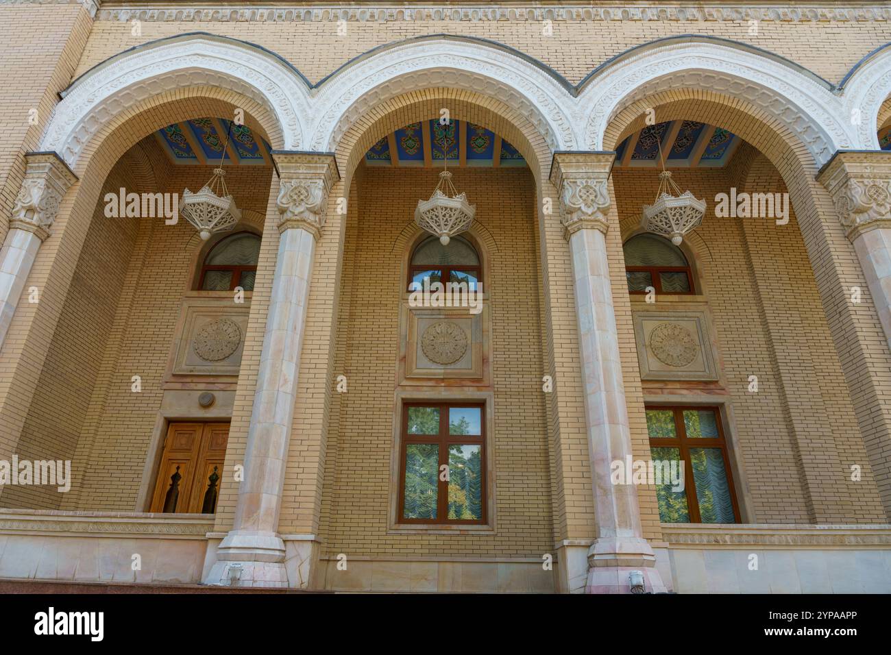 Das Gebäude hat viele Bögen und Fenster Stockfoto