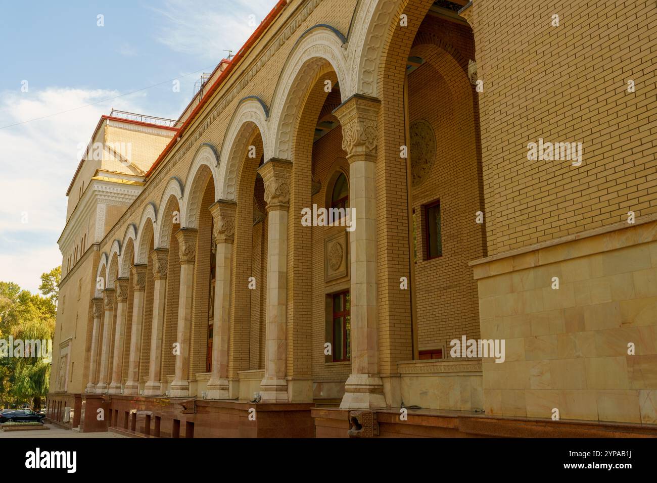 Das Gebäude hat viele Bögen und ist aus Ziegelsteinen gefertigt Stockfoto