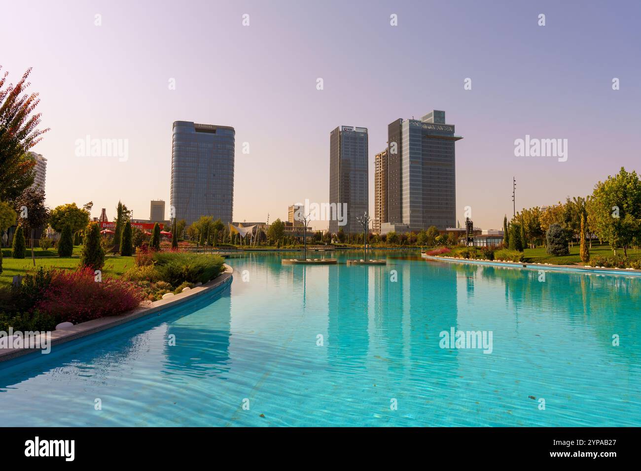 Ein großes Gewässer mit einer Skyline der Stadt im Hintergrund Stockfoto