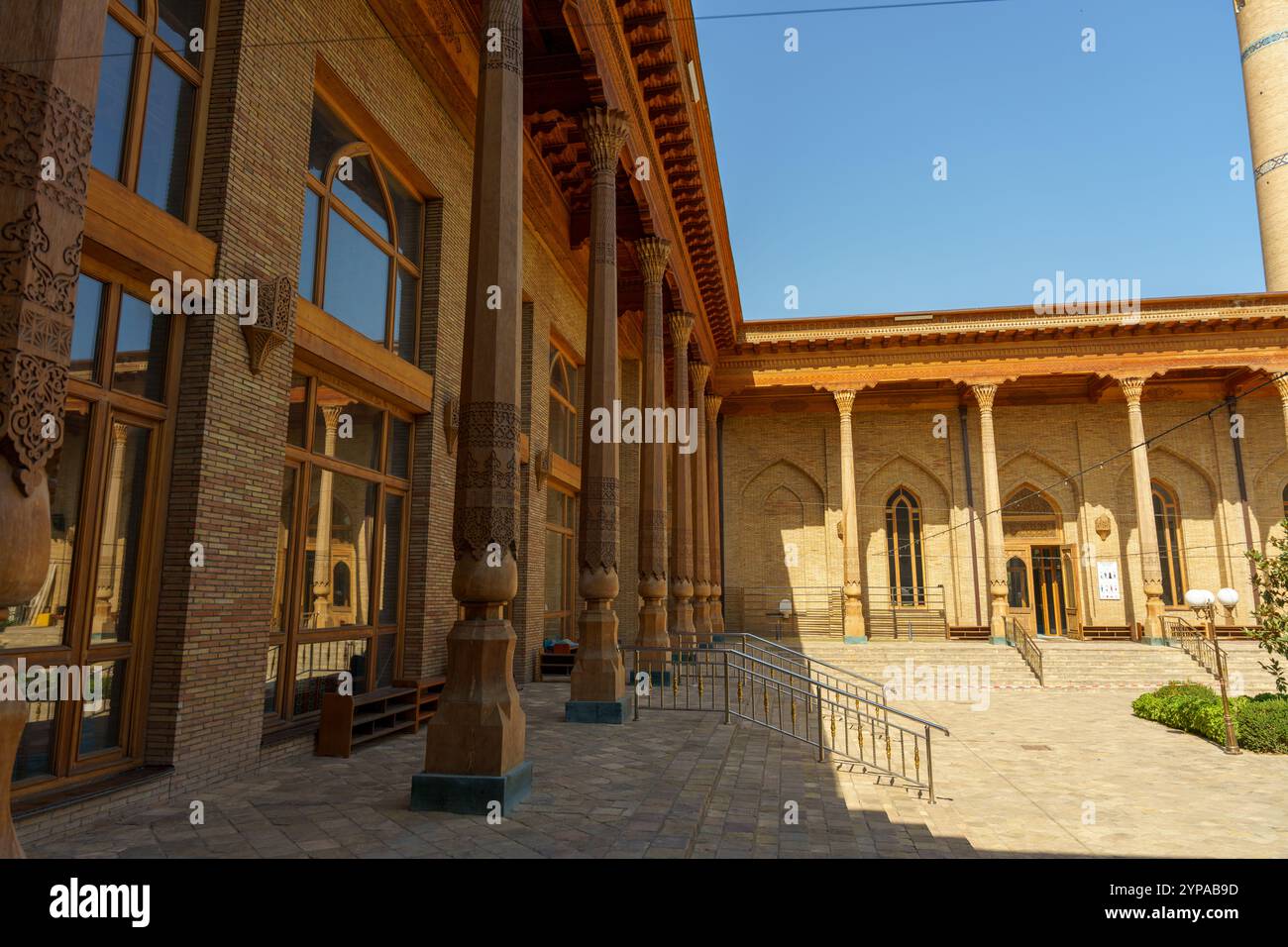 Das Gebäude hat viele Bögen und Säulen Stockfoto