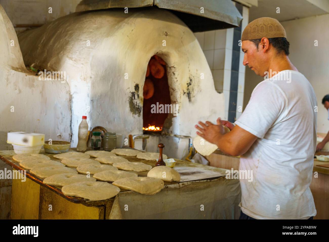Ein Mann macht Pizza in einem Backofen Stockfoto