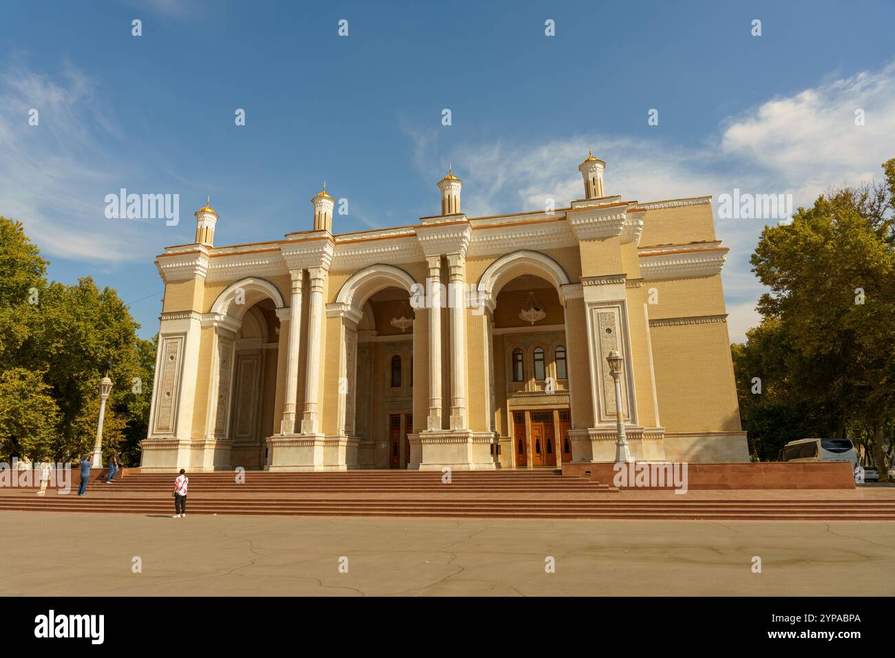 Ein großes Gebäude mit einer weißen Fassade und einem roten Backsteinsockel Stockfoto