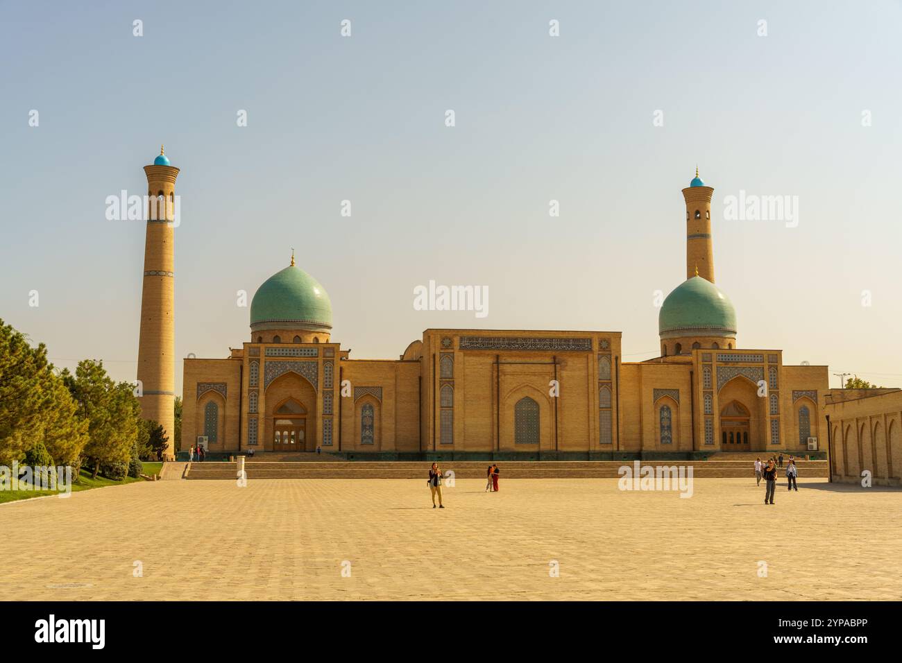 Ein großes Gebäude mit zwei Kuppeln und einem hohen Turm Stockfoto