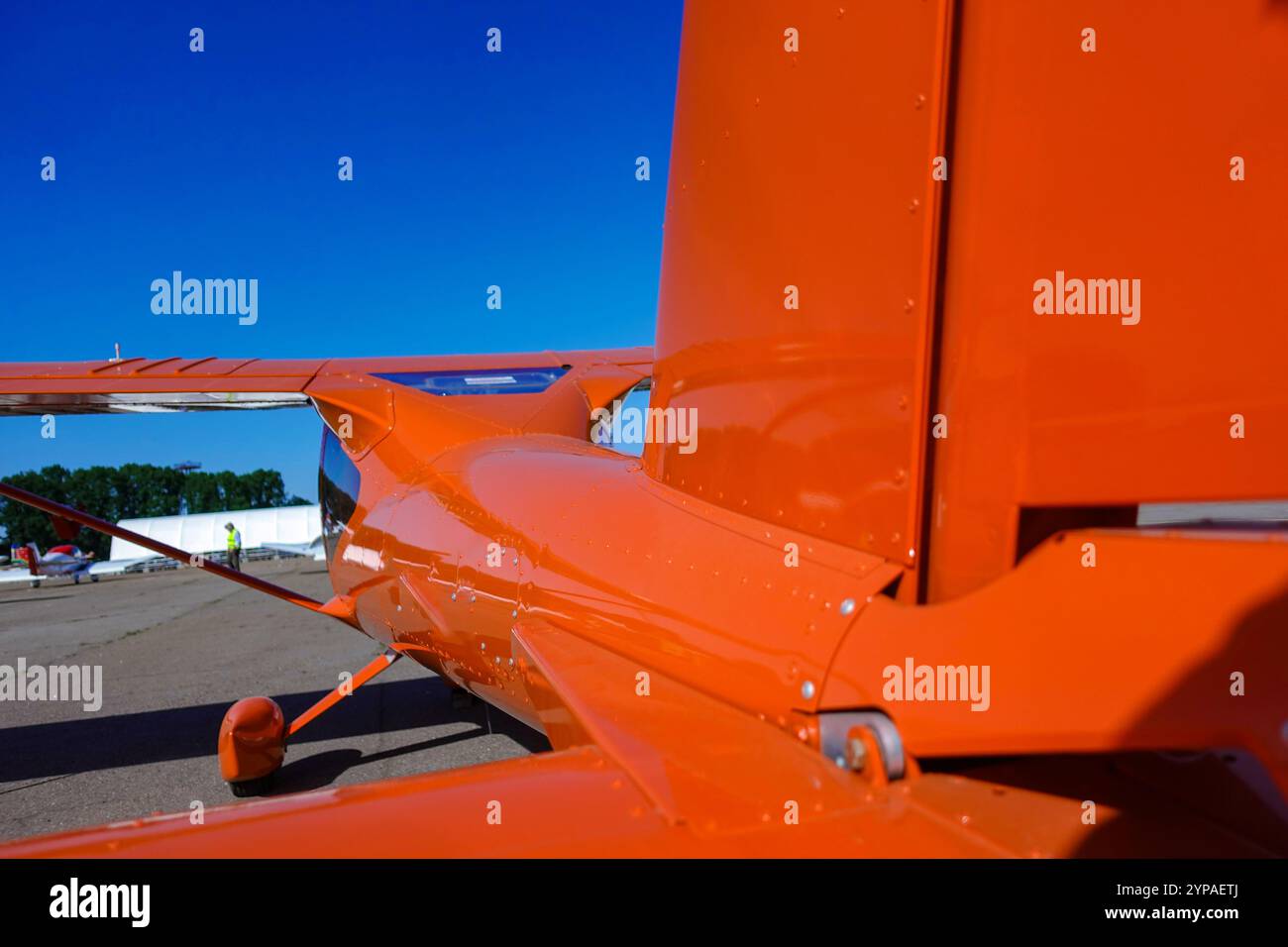 Oben auf einem weißen einmotorigen Privatflugzeug. Stockfoto