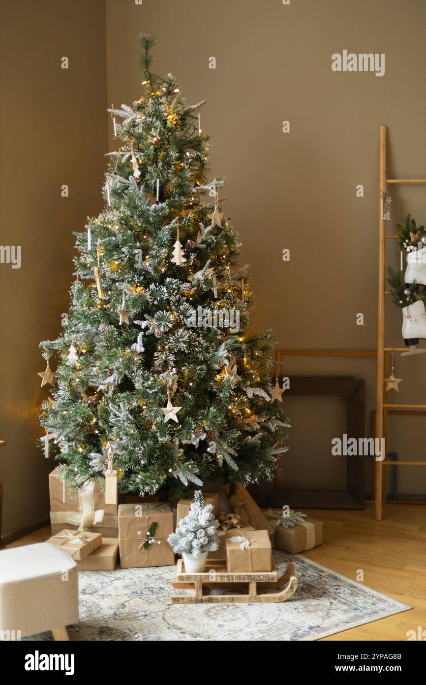 Weihnachtsbaum mit Holzverzierungen an brauner Senfwand Stockfoto