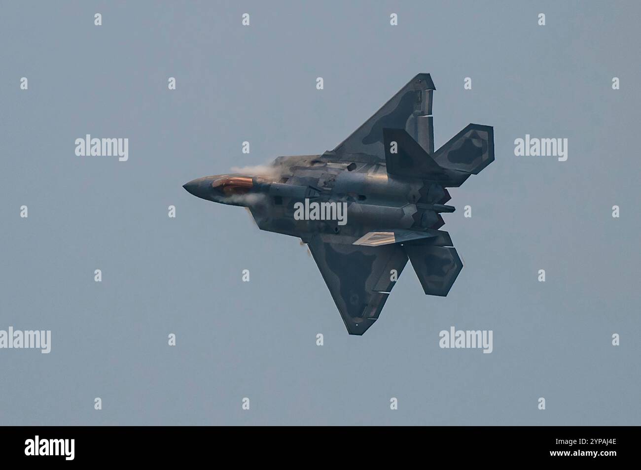 Ein Flugzeug des F-22 Raptor Demo Teams der US Air Force unter dem Piloten Samuel Larson führt eine Luftdemonstration über Rickenbacker International durch Stockfoto