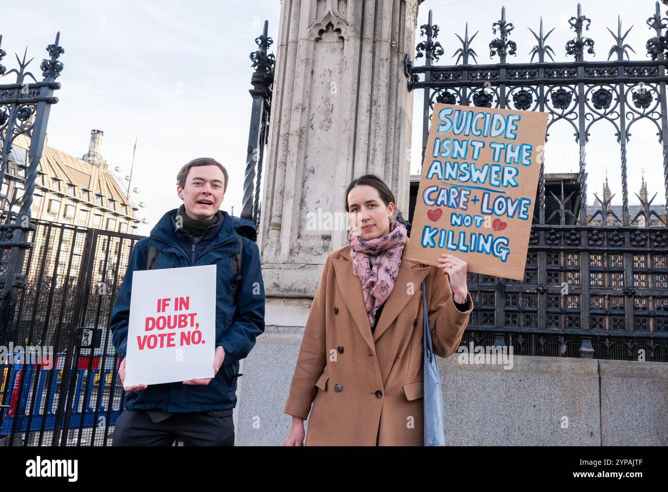 Westminster, London, Großbritannien. November 2024. Das Gesetz der Privatmitglieder über Sterbehilfe (Endergebnis) soll heute morgen in zweiter Lesung im Parlament stattfinden. Das allgemeine Ziel des Gesetzes ist es, Erwachsenen ab 18 Jahren, die geistig fähig sind, tödlich krank sind und sich in den letzten sechs Monaten ihres Lebens befinden, die Möglichkeit zu geben, Hilfe von einem Arzt zu beantragen, um ihr Leben zu beenden. Der Gesetzentwurf, der vom Labour-Abgeordneten Kim Leadbeater vorgeschlagen wurde, konzentriert sich auf die Unterstützung und Proteste verschiedener Gruppen und Einzelpersonen, von denen viele sich außerhalb versammelten. Stockfoto