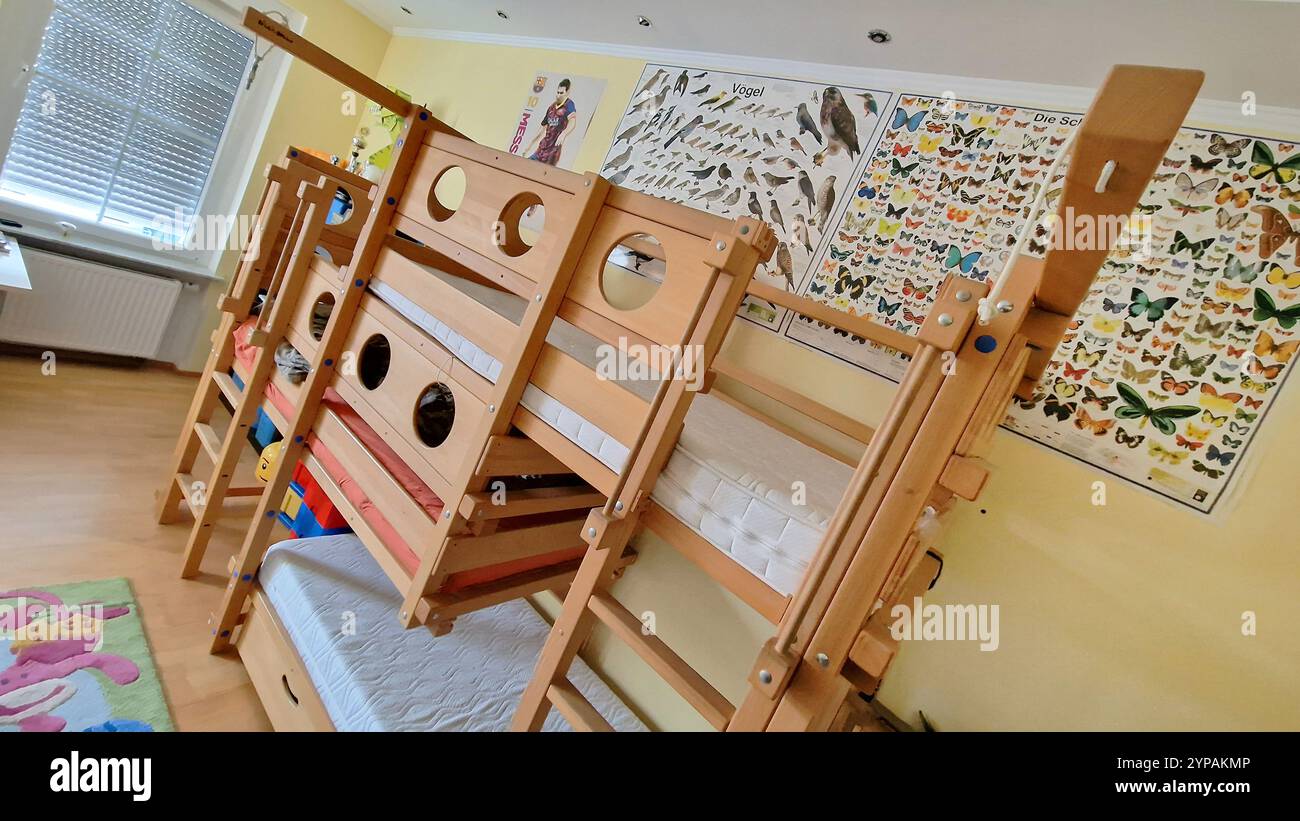 Loft-Spielbetten für Kinder, die mit ihnen wachsen Stockfoto