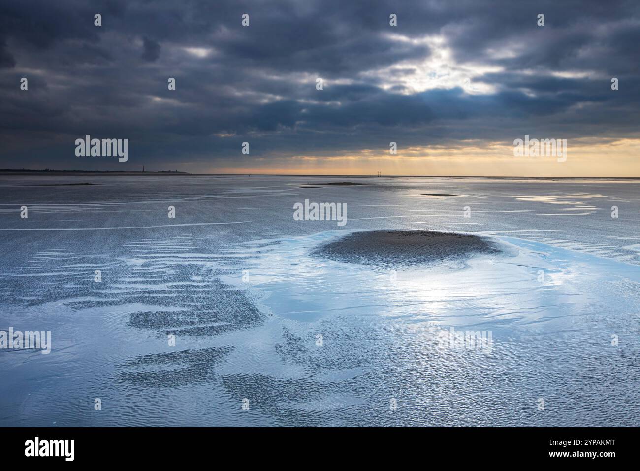 Herbst Gewitterwolken über dem Strand von Texel, Niederlande, Texel, Duenen von Texel Nationalpark Stockfoto