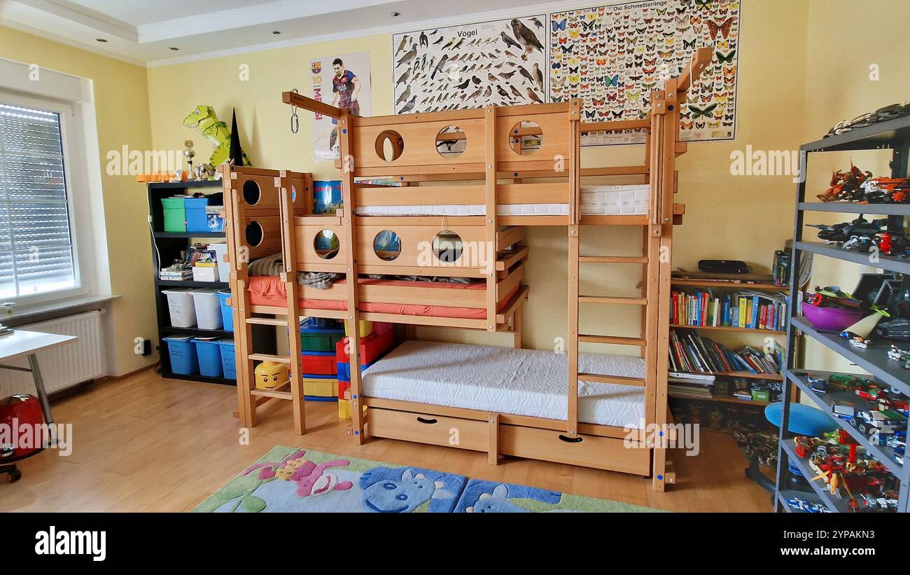 Loft-Spielbetten für Kinder, die mit ihnen wachsen Stockfoto