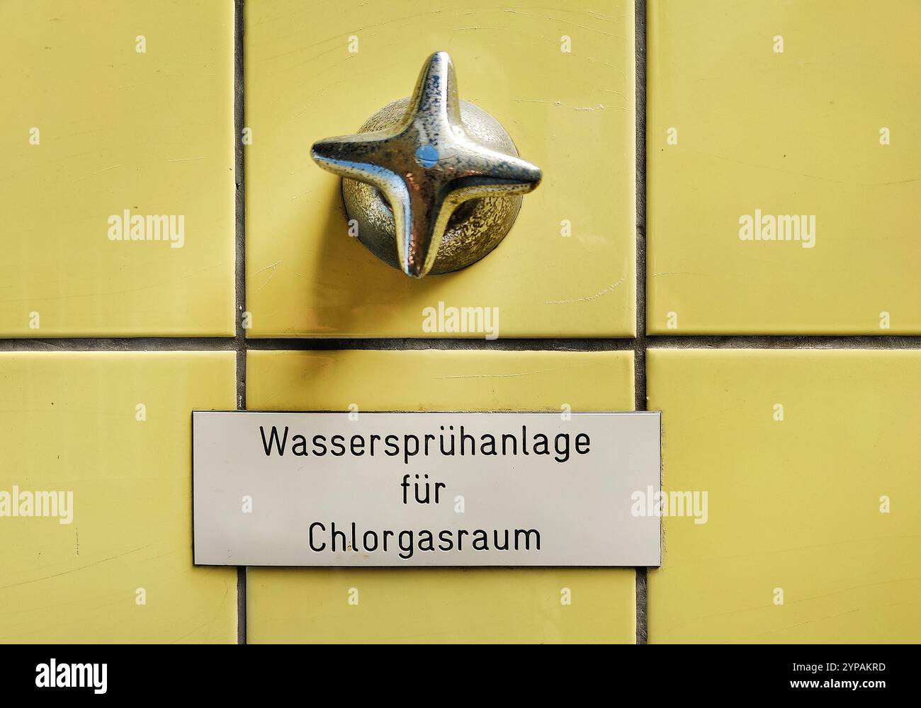 Schild Wassersprühanlage für Chlorgasraum in einem ehemaligen Wasserwerk, Deutschland Stockfoto