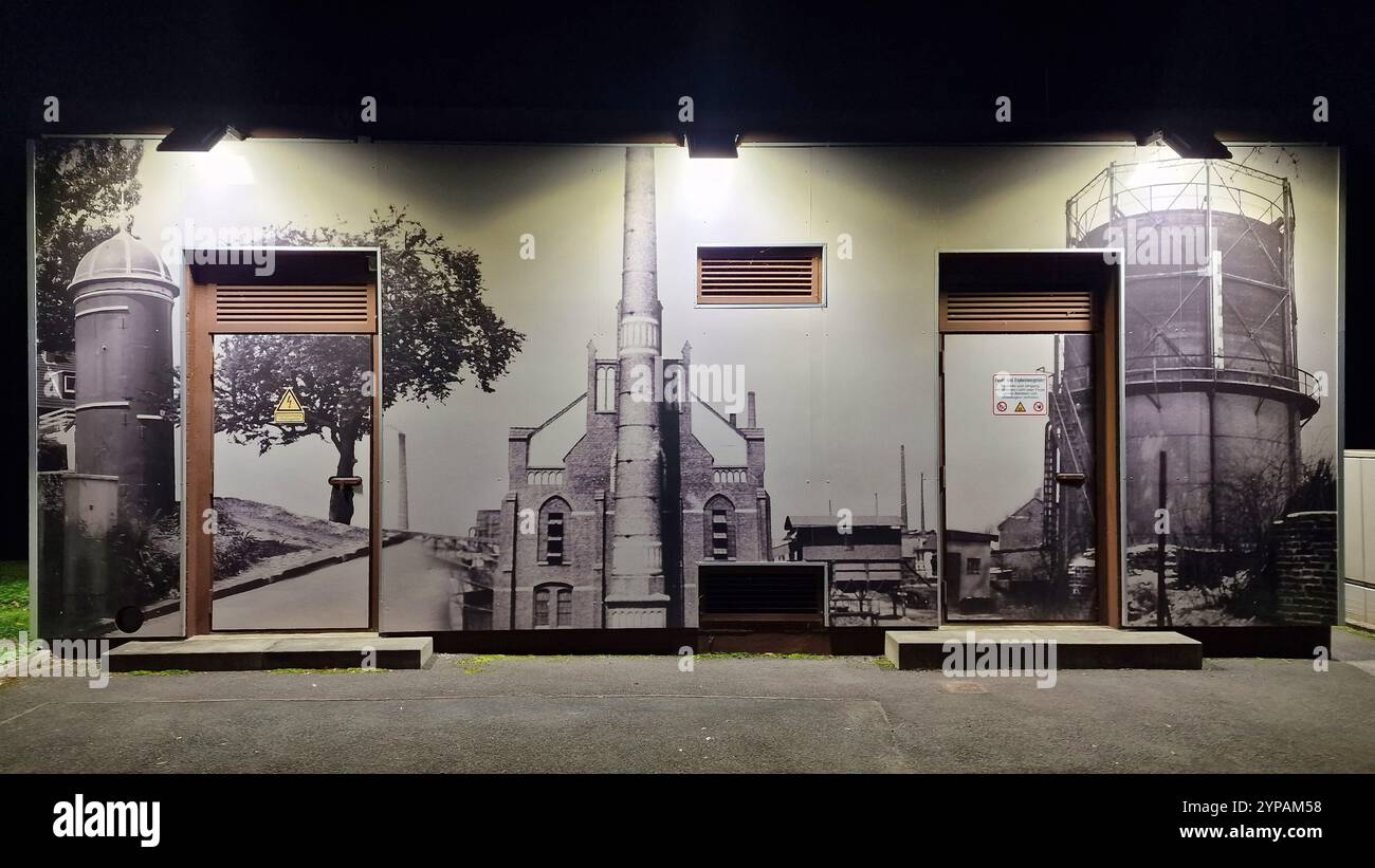Die Fassade eines Transformatorhauses wurde mit alten Fotos aus der industriellen Vergangenheit, Deutschland, Nordrhein-Westfalen, Ruhrgebiet, Witten gestaltet Stockfoto