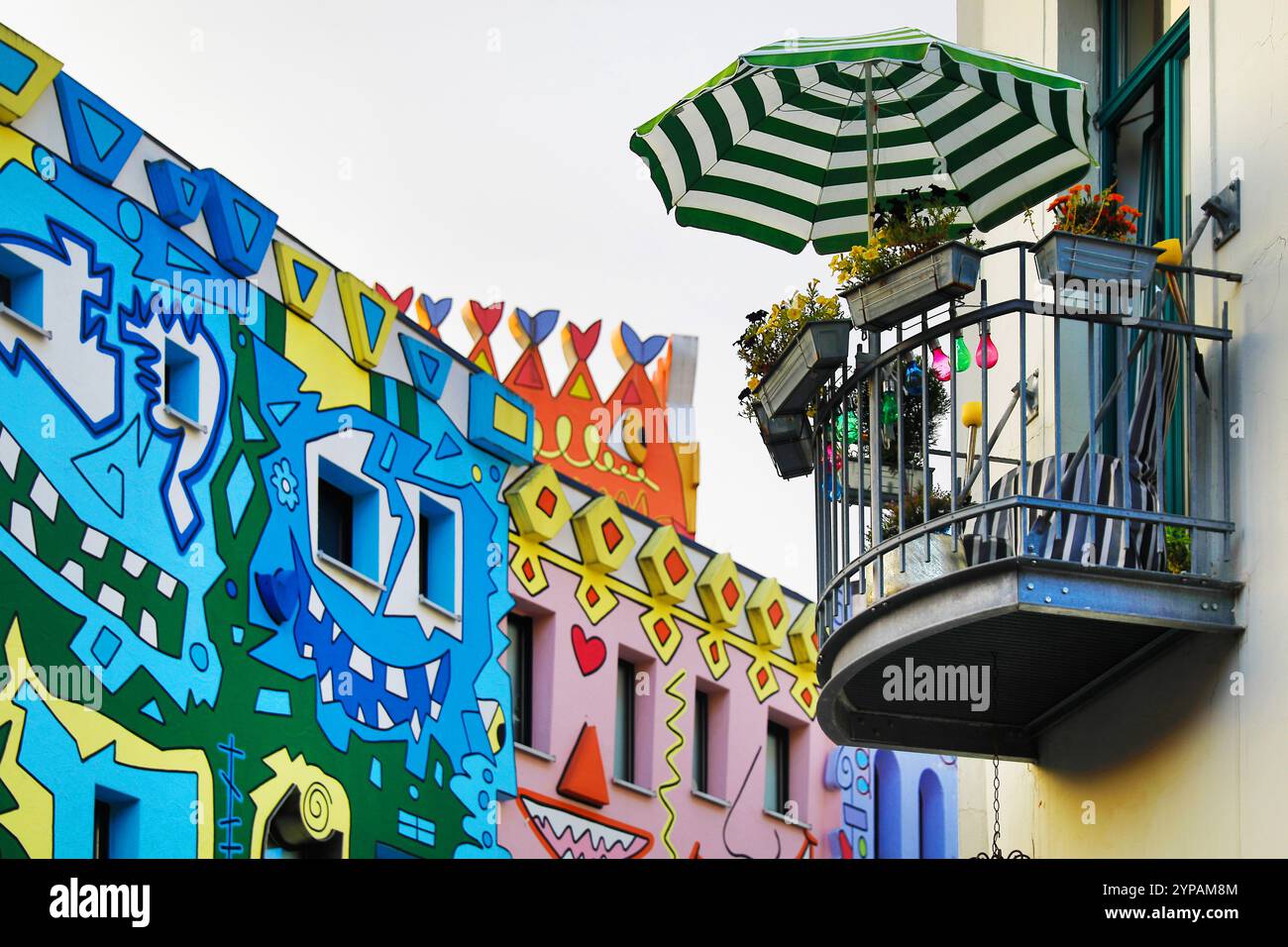 Balkon im Happy Rizzi House, Wohngebäude mit Pop Art Gemälden, Deutschland, Niedersachsen, Braunschweig Stockfoto