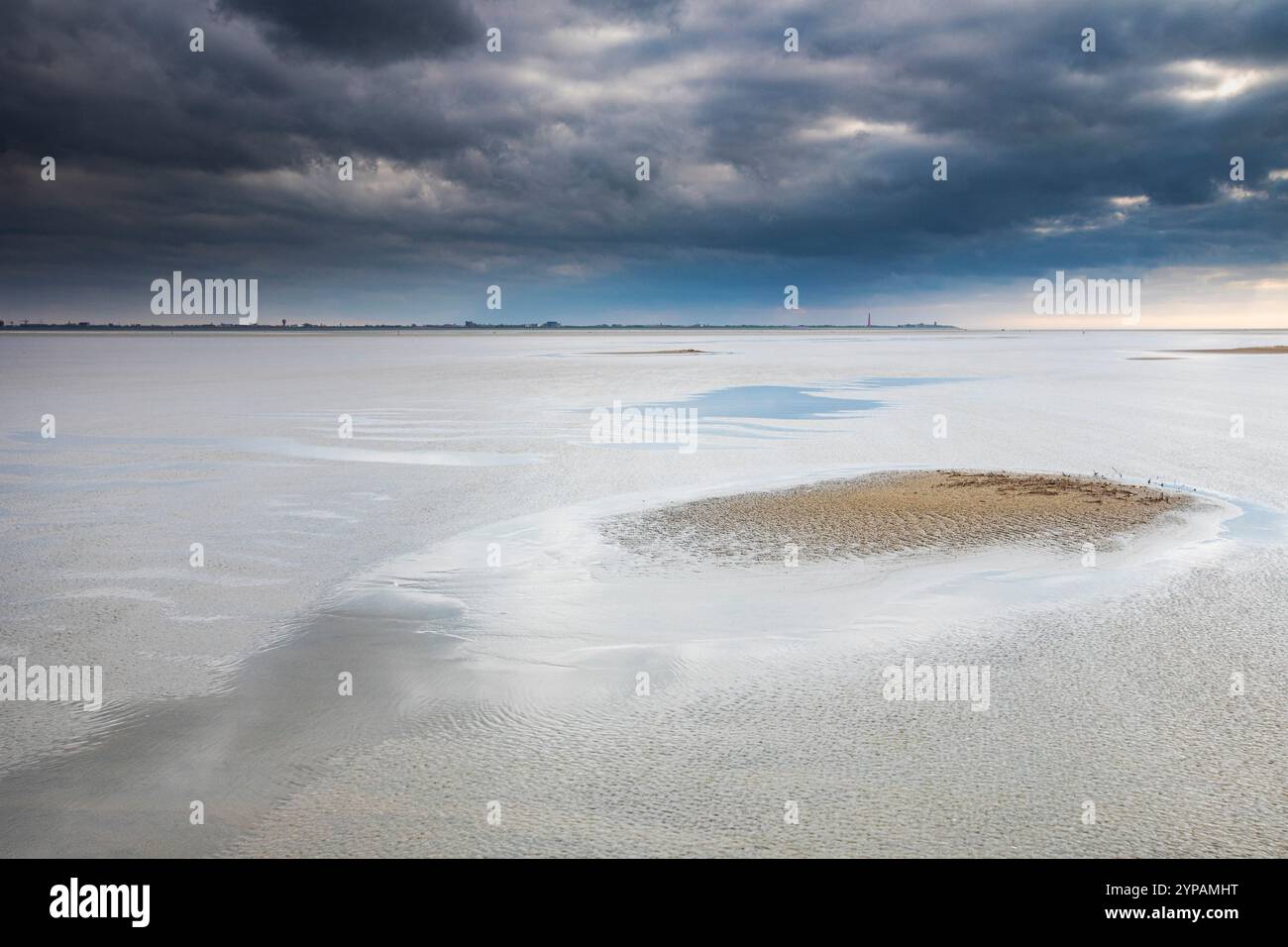 Herbst Gewitterwolken über dem Strand von Texel, Niederlande, Texel, Duenen von Texel Nationalpark Stockfoto