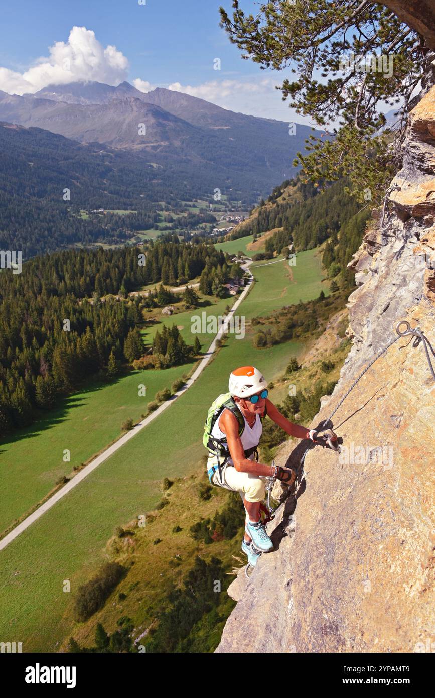 Bergsteiger, der eine steile Felswand hinaufsteigt, Via Ferrata du Col de la Madeleine, Frankreich, Savoie Stockfoto