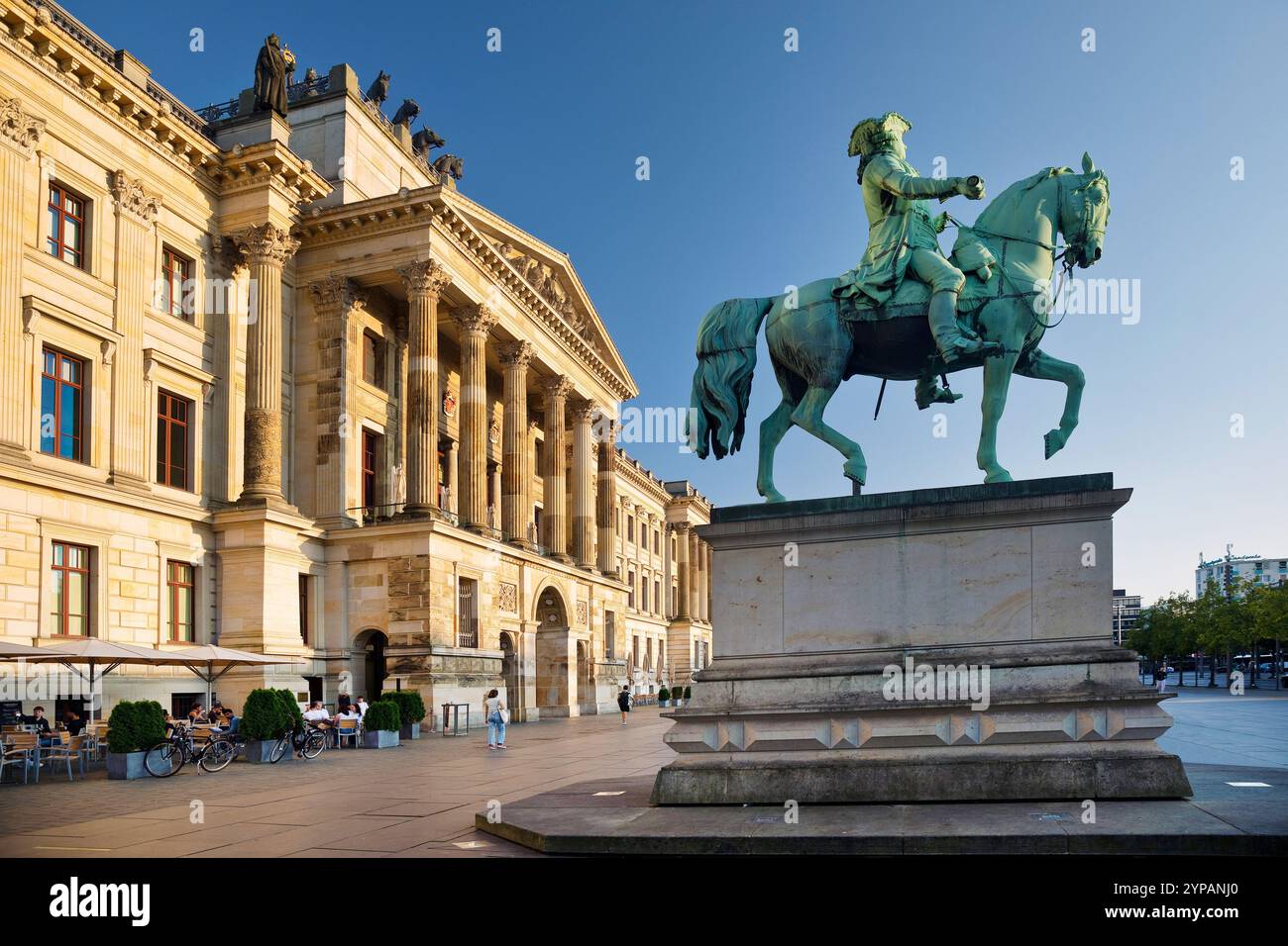 Schloss auf dem Schlossplatz mit Quadriga und Reiterstatue von Herzog Carl Wilhelm Ferdinand, Deutschland, Niedersachsen, Braunschweig Stockfoto