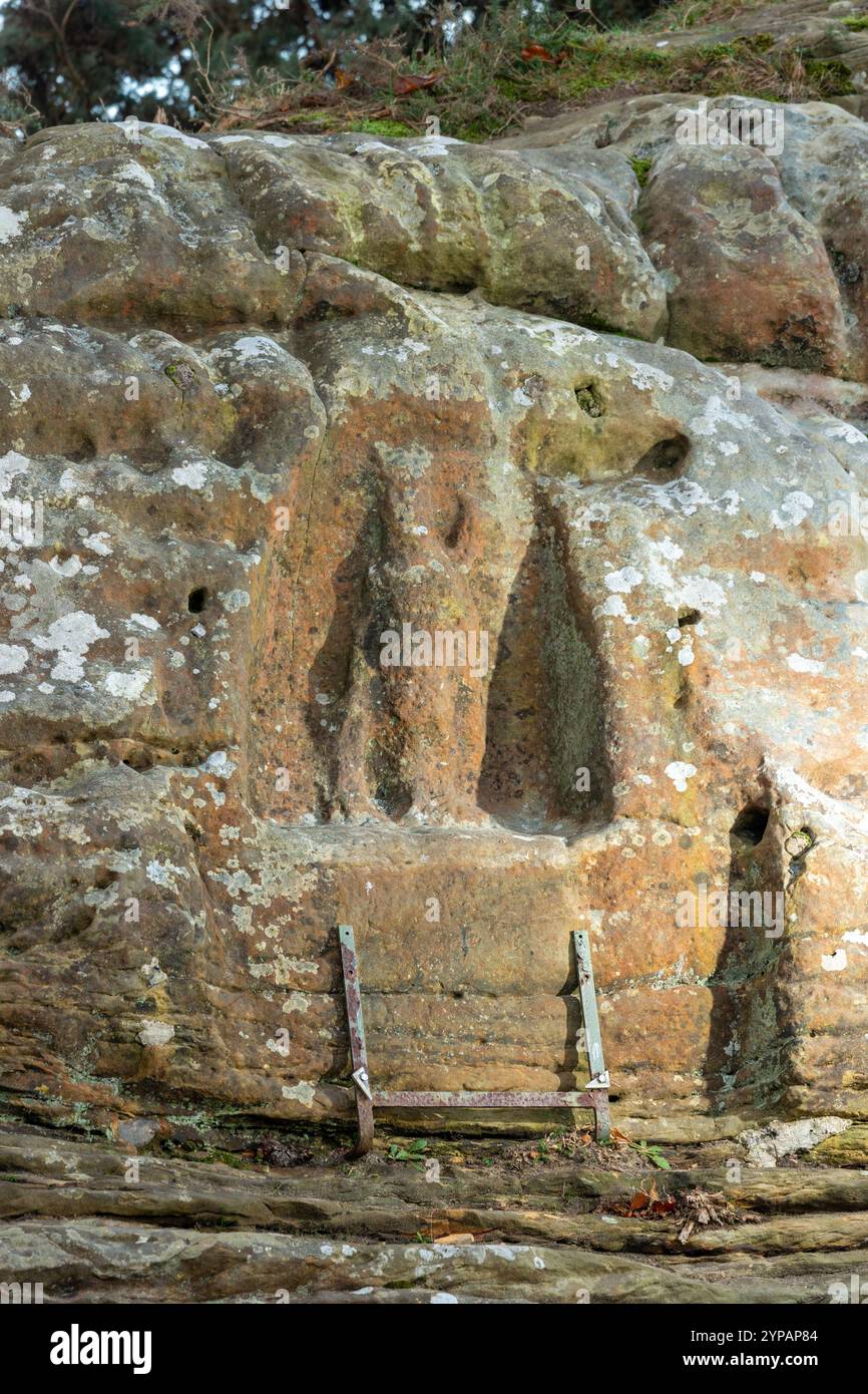 Der Eagle Rock ist eine wettergetragene Schnitzerei eines Adlers, die vermutlich auf die römische Besetzung von Cramond zwischen 140 und den frühen 200er Jahren datiert wurde Stockfoto