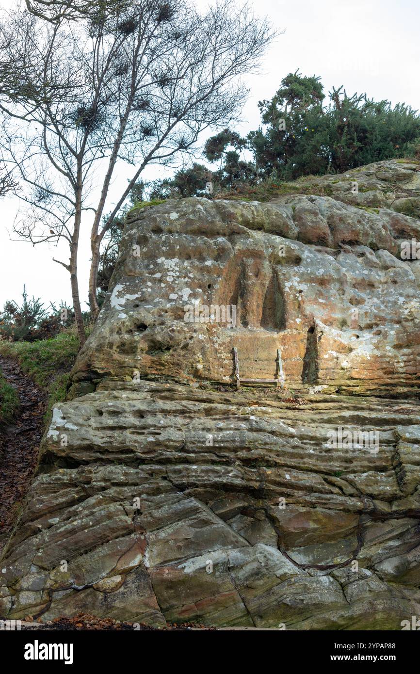Der Eagle Rock ist eine wettergetragene Schnitzerei eines Adlers, die vermutlich auf die römische Besetzung von Cramond zwischen 140 und den frühen 200er Jahren datiert wurde Stockfoto