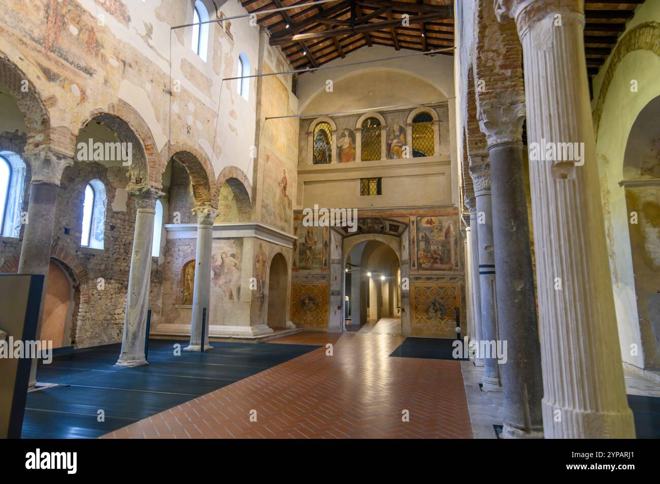 Brescia, Italien. Santa Giulia Museum, UNESCO-Weltkulturerbe. Das Innere der Basilika San Salvatore Stockfoto