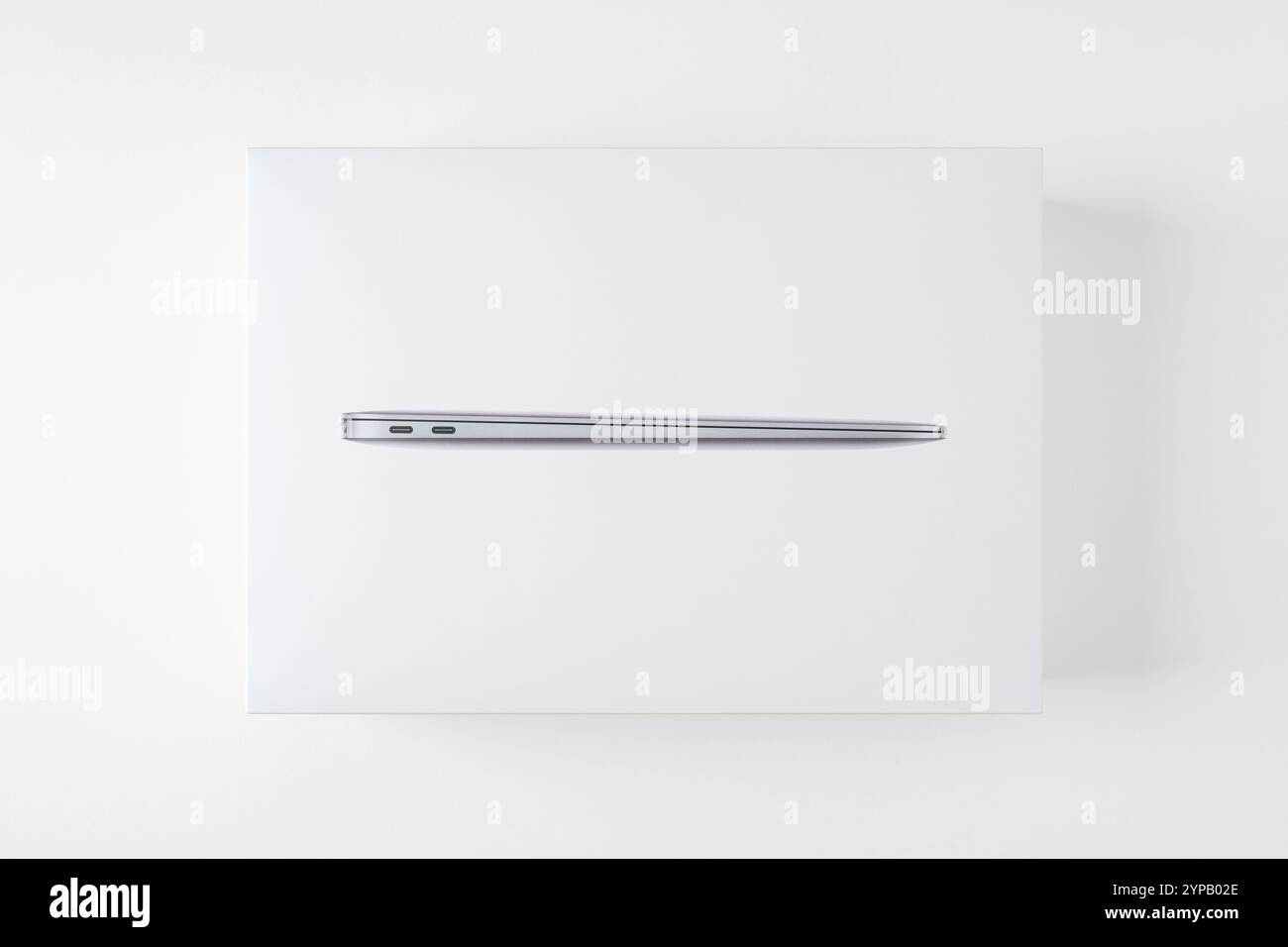 Antalya, Türkei - 28. November 2024: Draufsicht der Space Grey MacBook Air M1 Box auf gelbem Hintergrund Stockfoto