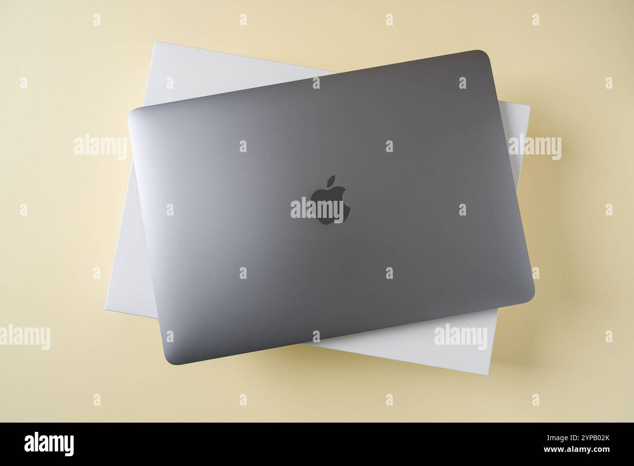 Antalya, Türkei - 28. November 2024: Blick von oben auf das Space Grey MacBook Air M1 Stockfoto