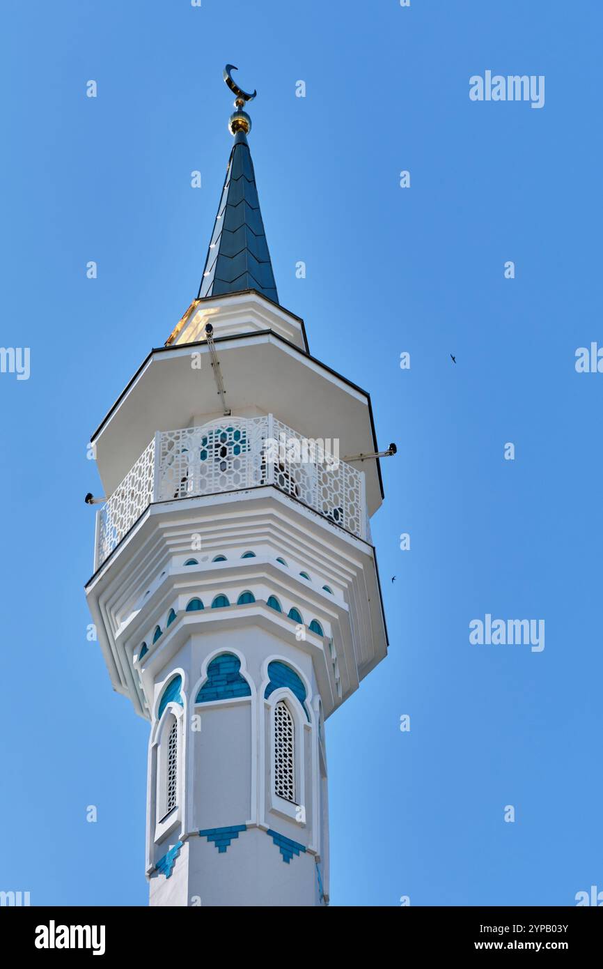 Das Minarett der historischen Moschee in der Alexei Tolstoi Straße nach der Restaurierung. Im späten XIX. – Frühen XX. Jahrhundert war es das Zentrum des tatarischen und muslimischen Li Stockfoto Das Minarett der historischen Moschee in der Alexei Tolstoi Straße nach der Restaurierung. Im späten XIX. – Frühen XX. Jahrhundert war es das Zentrum des tatarischen und muslimischen Li Stockfoto