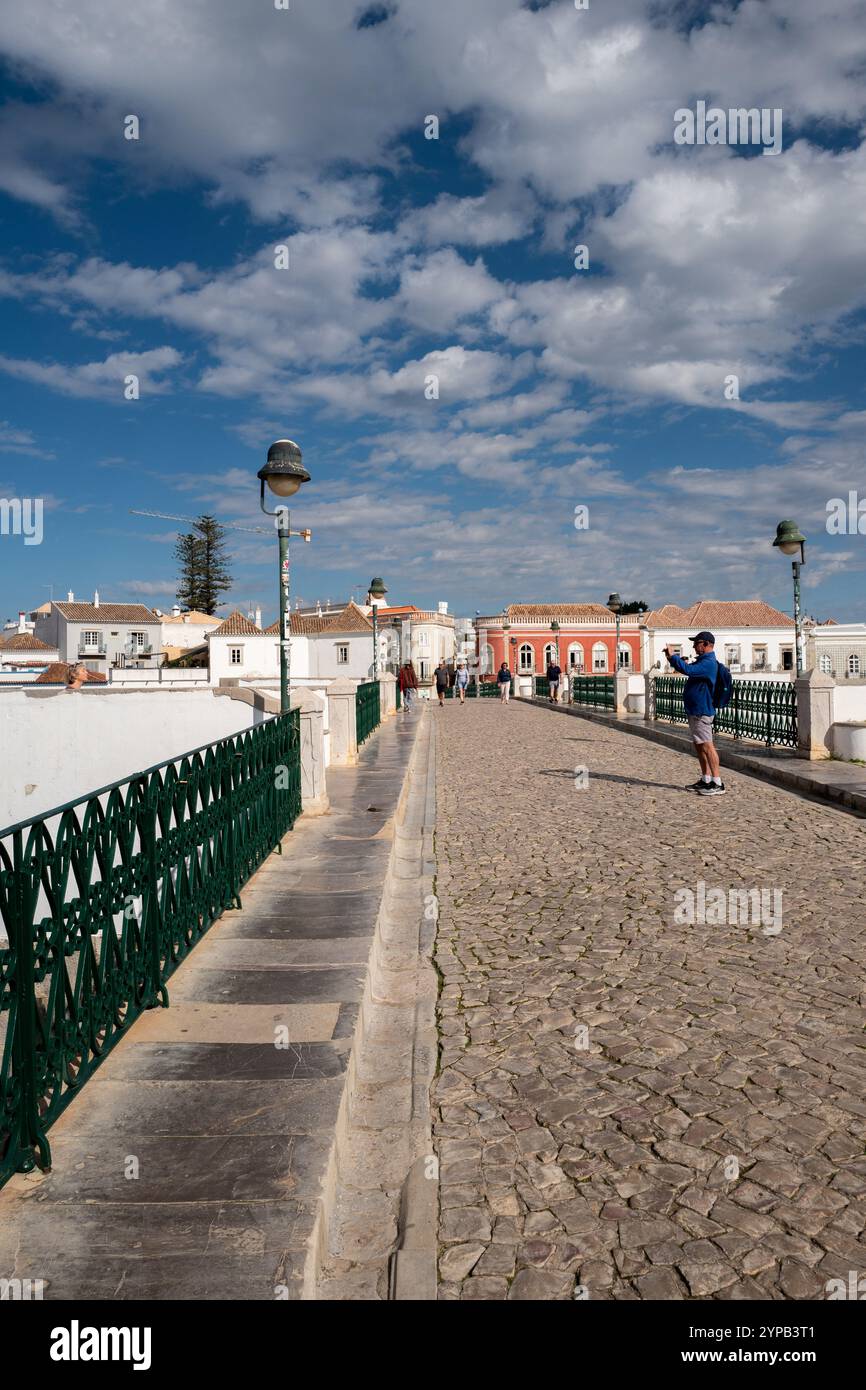 Die mittelalterliche Brücke Ponte Romano mit sieben Bögen, die 1667 errichtet wurde und seit den Überschwemmungsschäden 1989 für den motorisierten Verkehr gesperrt wurde, Tavira, Algarve Stockfoto