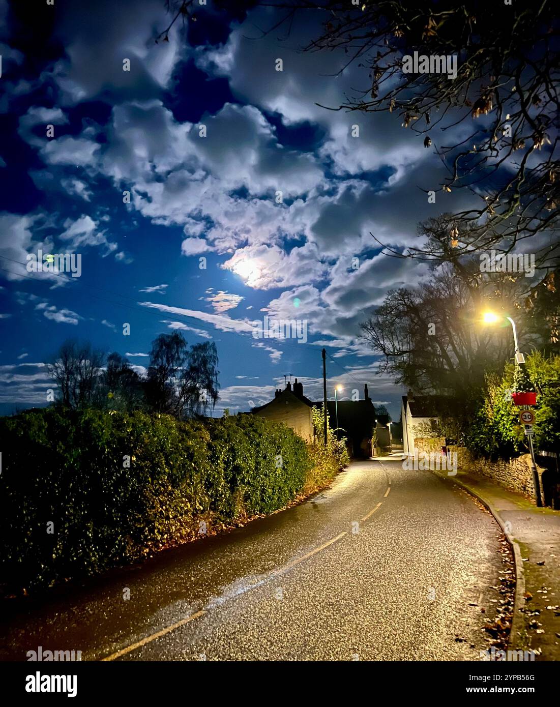 Eine mondbeleuchtete Straßenszene in einem alten Dorf in yorkshire, Womersley, North Yorkshire, Nordengland, Großbritannien - Smartphone-aufgenommenes Stockfoto
