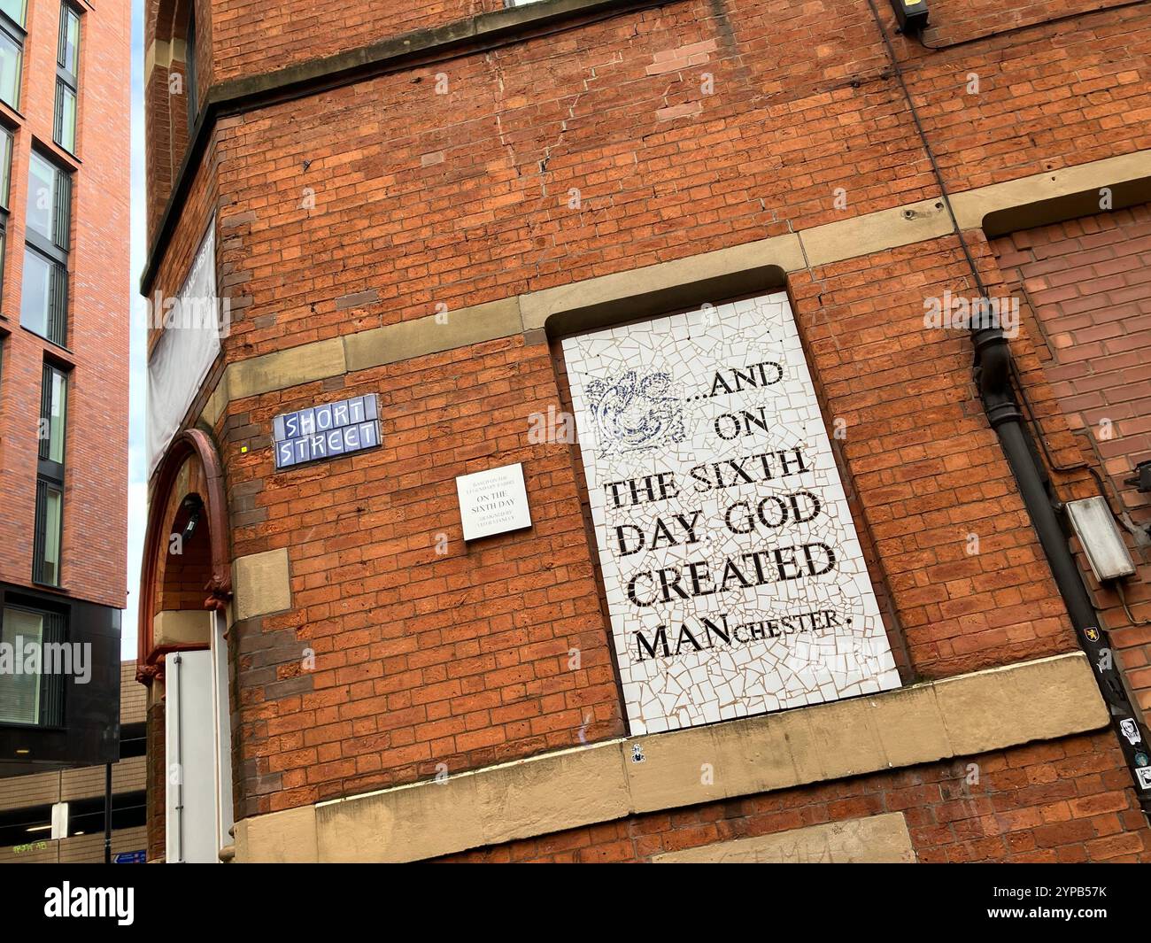 "Und am sechsten Tag schuf Gott Manchester", Wandschild im nördlichen Viertel, Stockfoto