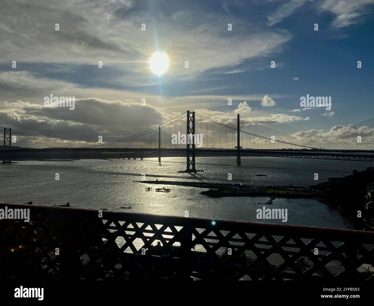 Die Two Forth Road Bridges, erschossen von einem Zug auf der Eisenbahnbrücke, Queensferry, nördlich von Edinburgh, Schottland, Großbritannien - Smartphone-aufgenommenes Stockfoto