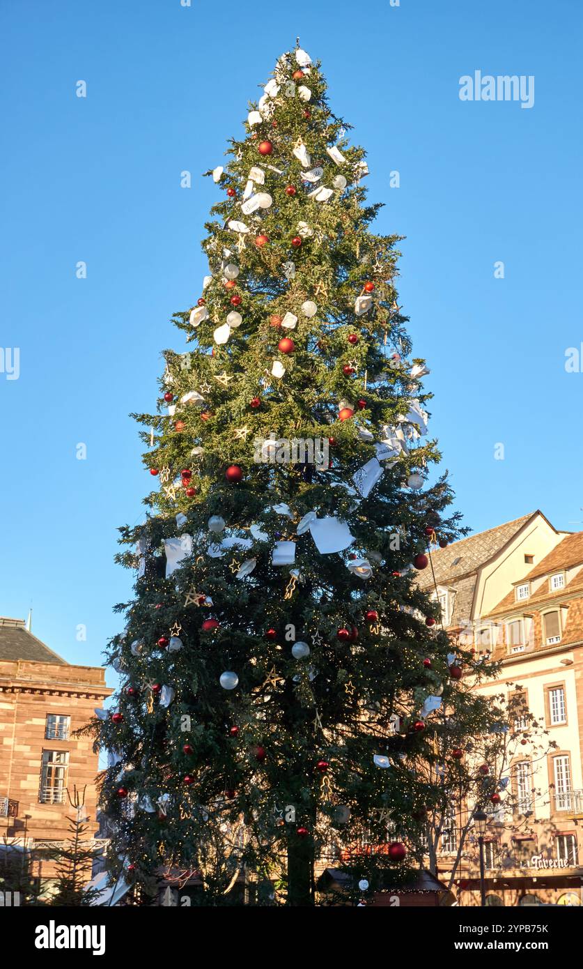 Straßburg, Frankreich - 27. November 2024: Viele Franzosen und Touristen genießen Weihnachtszeit in der Weihnachtshauptstadt Straßburg, Fr. Stockfoto