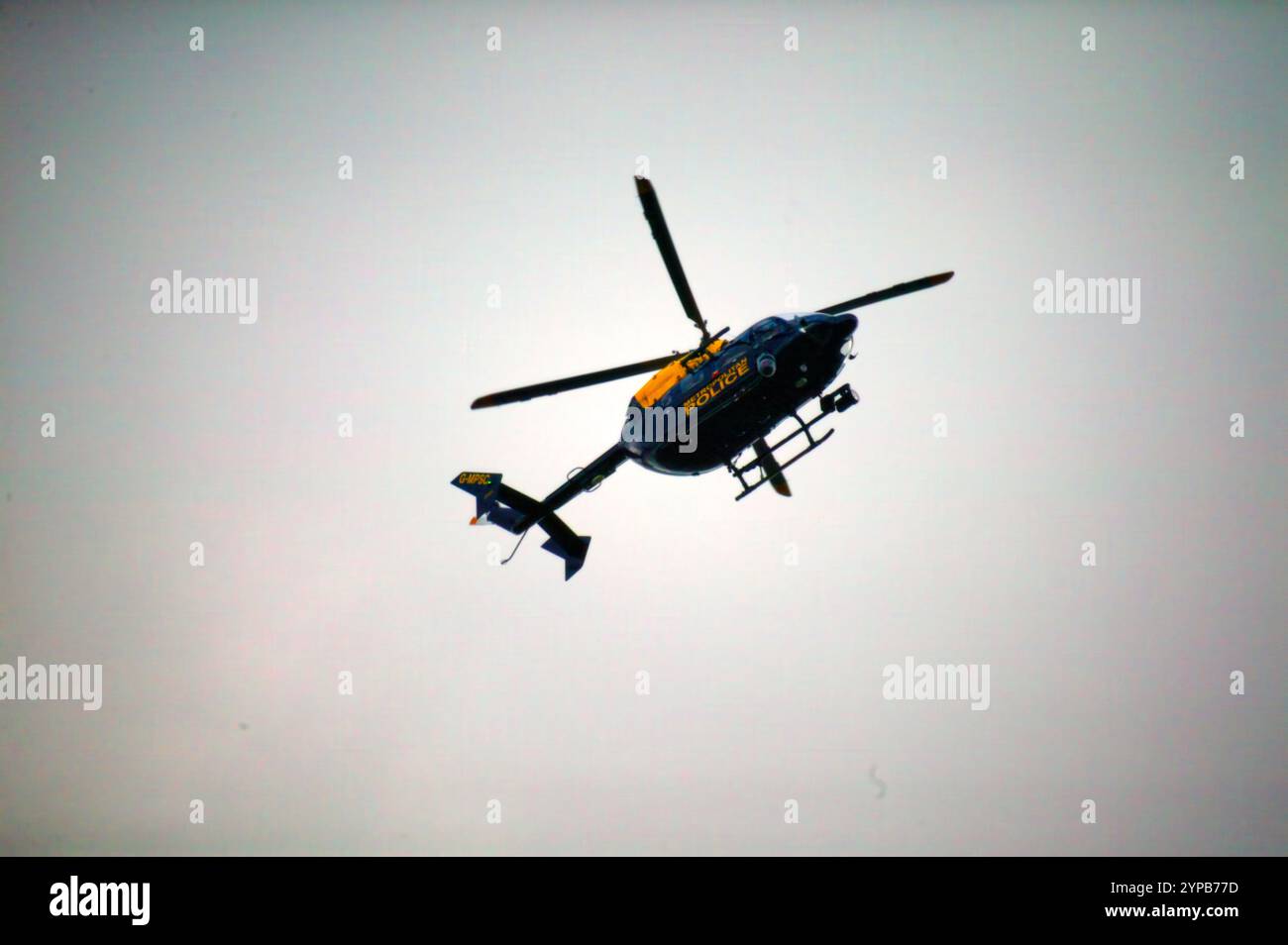 STANSTED, GROSSBRITANNIEN - 26.04.2016. Der Hubschrauber der Metropolitan Police sorgt für Sicherheit am Flughafen Stansted für Präsident Barack Obamas Staatsbesuch in Großbritannien. Stockfoto