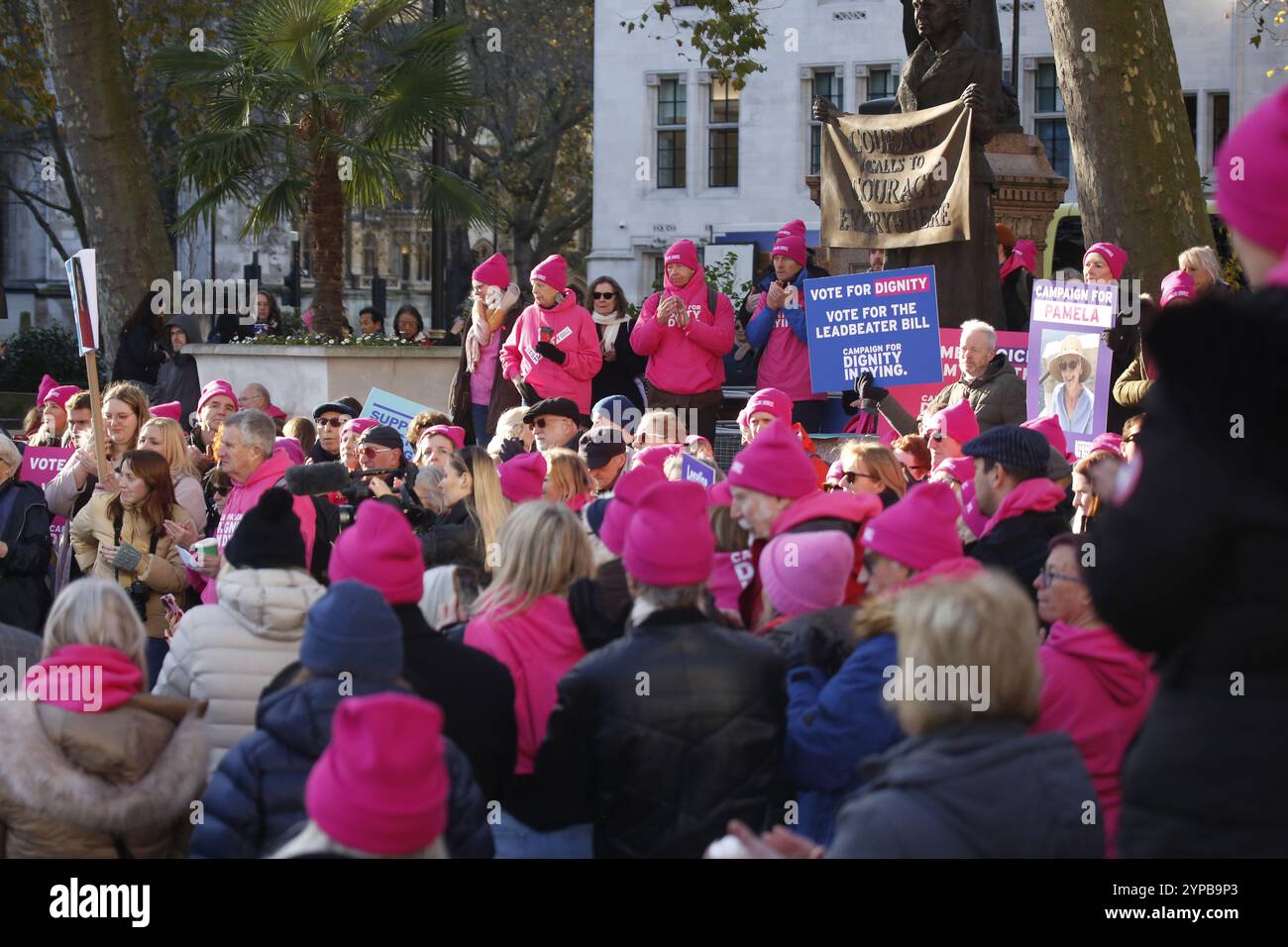 29. November 2024, Westminster, London, Vereinigte Staaten, treffen sich Aktivisten, während das Parlament über Sterbehilfe abstimmt. Das Gesetz zur Unterstützung des Sterbens wird im Parlament diskutiert. Sie würde es Sterblichen ermöglichen, Hilfe zu erhalten, um ihr Leben zu beenden. Da die Meinungen über das Gesetz gegenüber den Houses of Parliament gespalten sind, warten die Wahlkämpfer auf das Ergebnis der Abstimmung. Foto: Roland Ravenhill/Alamy Stockfoto