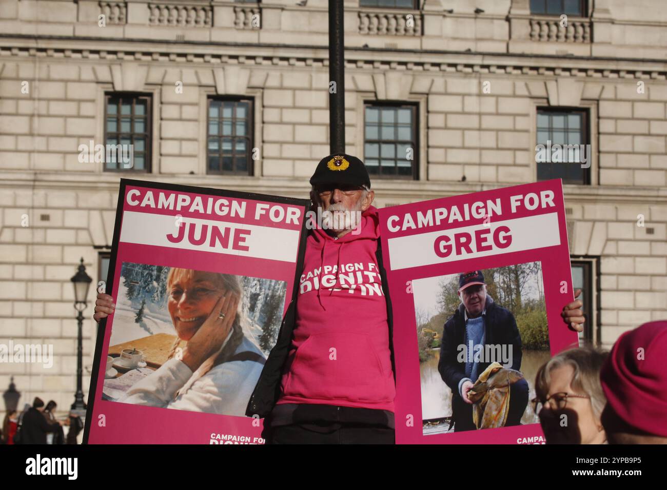 29. November 2024, Westminster, London, Vereinigte Staaten, treffen sich Aktivisten, während das Parlament über Sterbehilfe abstimmt. Das Gesetz zur Unterstützung des Sterbens wird im Parlament diskutiert. Sie würde es Sterblichen ermöglichen, Hilfe zu erhalten, um ihr Leben zu beenden. Da die Meinungen über das Gesetz gegenüber den Houses of Parliament gespalten sind, warten die Wahlkämpfer auf das Ergebnis der Abstimmung. Foto: Roland Ravenhill/Alamy Stockfoto