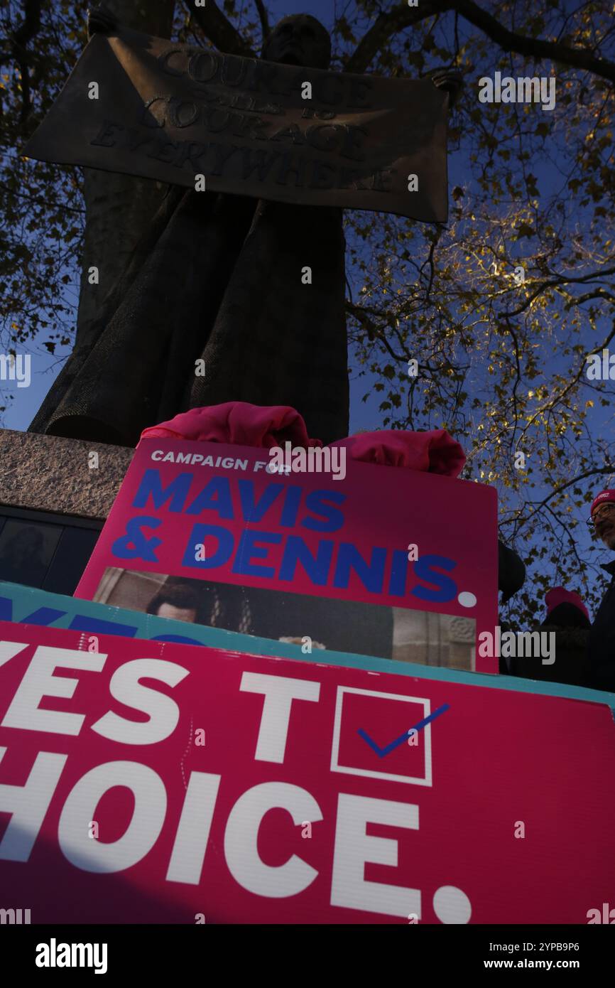 29. November 2024, Westminster, London, Vereinigte Staaten, treffen sich Aktivisten, während das Parlament über Sterbehilfe abstimmt. Das Gesetz zur Unterstützung des Sterbens wird im Parlament diskutiert. Sie würde es Sterblichen ermöglichen, Hilfe zu erhalten, um ihr Leben zu beenden. Da die Meinungen über das Gesetz gegenüber den Houses of Parliament gespalten sind, warten die Wahlkämpfer auf das Ergebnis der Abstimmung. Foto: Roland Ravenhill/Alamy Stockfoto