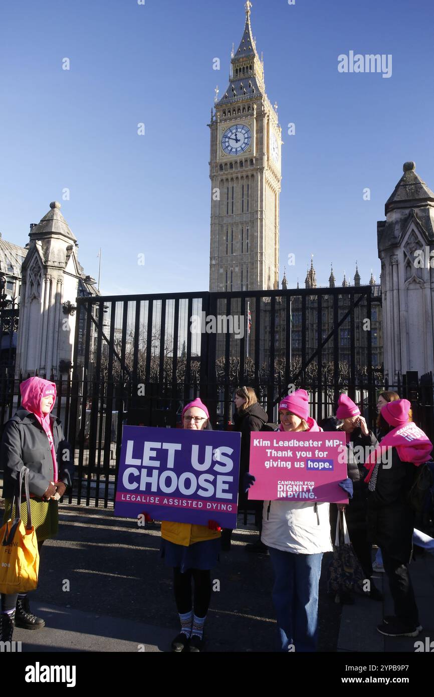 29. November 2024, Westminster, London, Vereinigte Staaten, treffen sich Aktivisten, während das Parlament über Sterbehilfe abstimmt. Das Gesetz zur Unterstützung des Sterbens wird im Parlament diskutiert. Sie würde es Sterblichen ermöglichen, Hilfe zu erhalten, um ihr Leben zu beenden. Da die Meinungen über das Gesetz gegenüber den Houses of Parliament gespalten sind, warten die Wahlkämpfer auf das Ergebnis der Abstimmung. Foto: Roland Ravenhill/Alamy Stockfoto