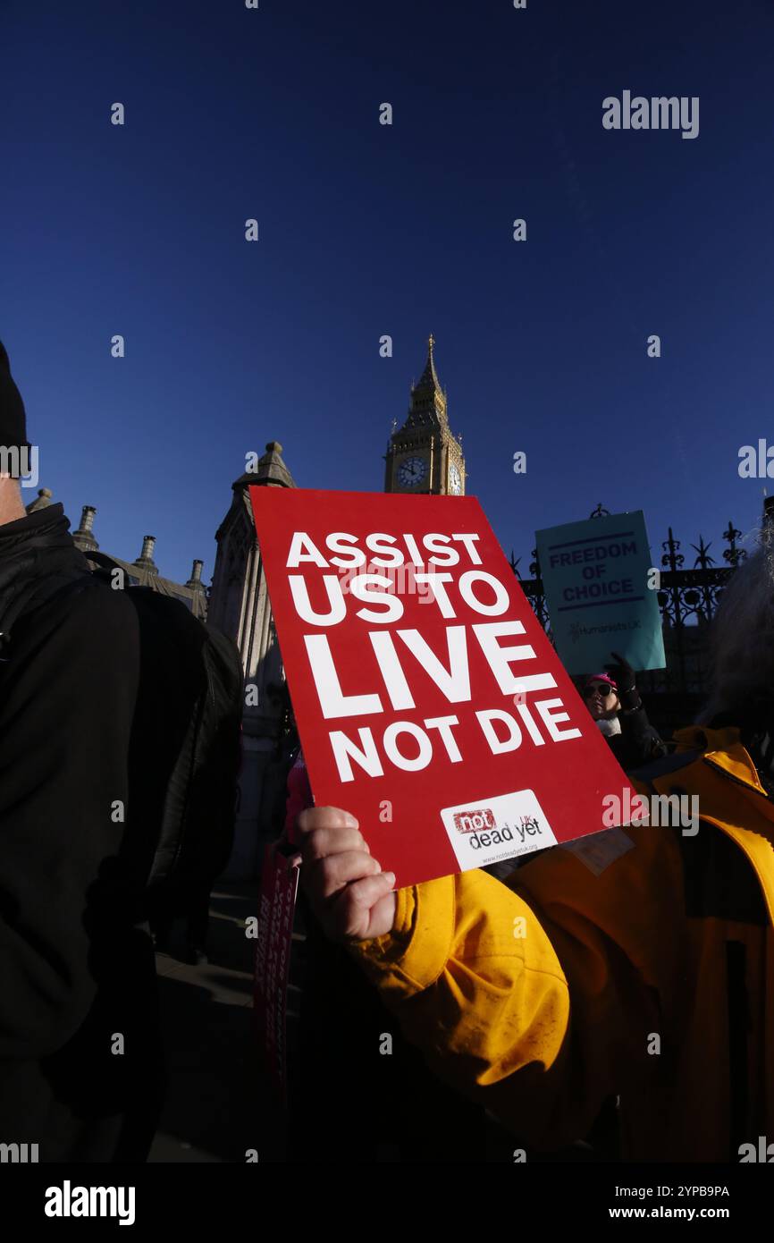 29. November 2024, Westminster, London, Vereinigte Staaten, treffen sich Aktivisten, während das Parlament über Sterbehilfe abstimmt. Das Gesetz zur Unterstützung des Sterbens wird im Parlament diskutiert. Sie würde es Sterblichen ermöglichen, Hilfe zu erhalten, um ihr Leben zu beenden. Da die Meinungen über das Gesetz gegenüber den Houses of Parliament gespalten sind, warten die Wahlkämpfer auf das Ergebnis der Abstimmung. Foto: Roland Ravenhill/Alamy Stockfoto