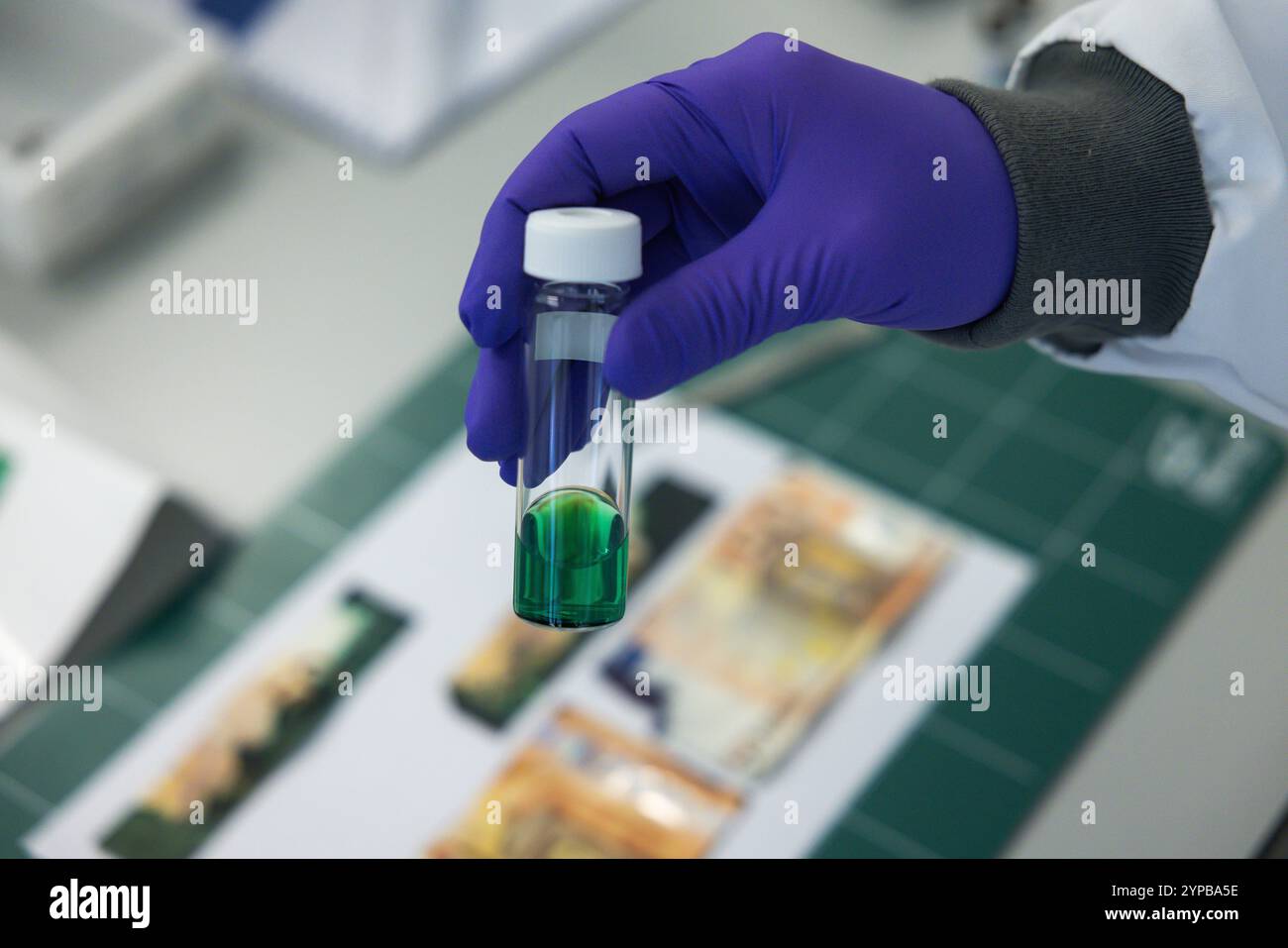 DEN HAAG - 29.11.2024, das niederländische Forensische Institut (NFI) baut eine Datenbank mit verschiedenen Arten von Sicherheitstinte auf, die Ermittlungsbehörden bei der Untersuchung von Geldautomaten-Explosionen helfen kann. Sicherheitstinte wird in Geldautomaten gefunden und landet auf Banknoten oder Kleidung, sobald ein Geldautomat mit einem Sprengstoff in die Luft gesprengt wird. ANP LAURENS VAN PUTTEN niederlande aus - belgien aus Stockfoto
