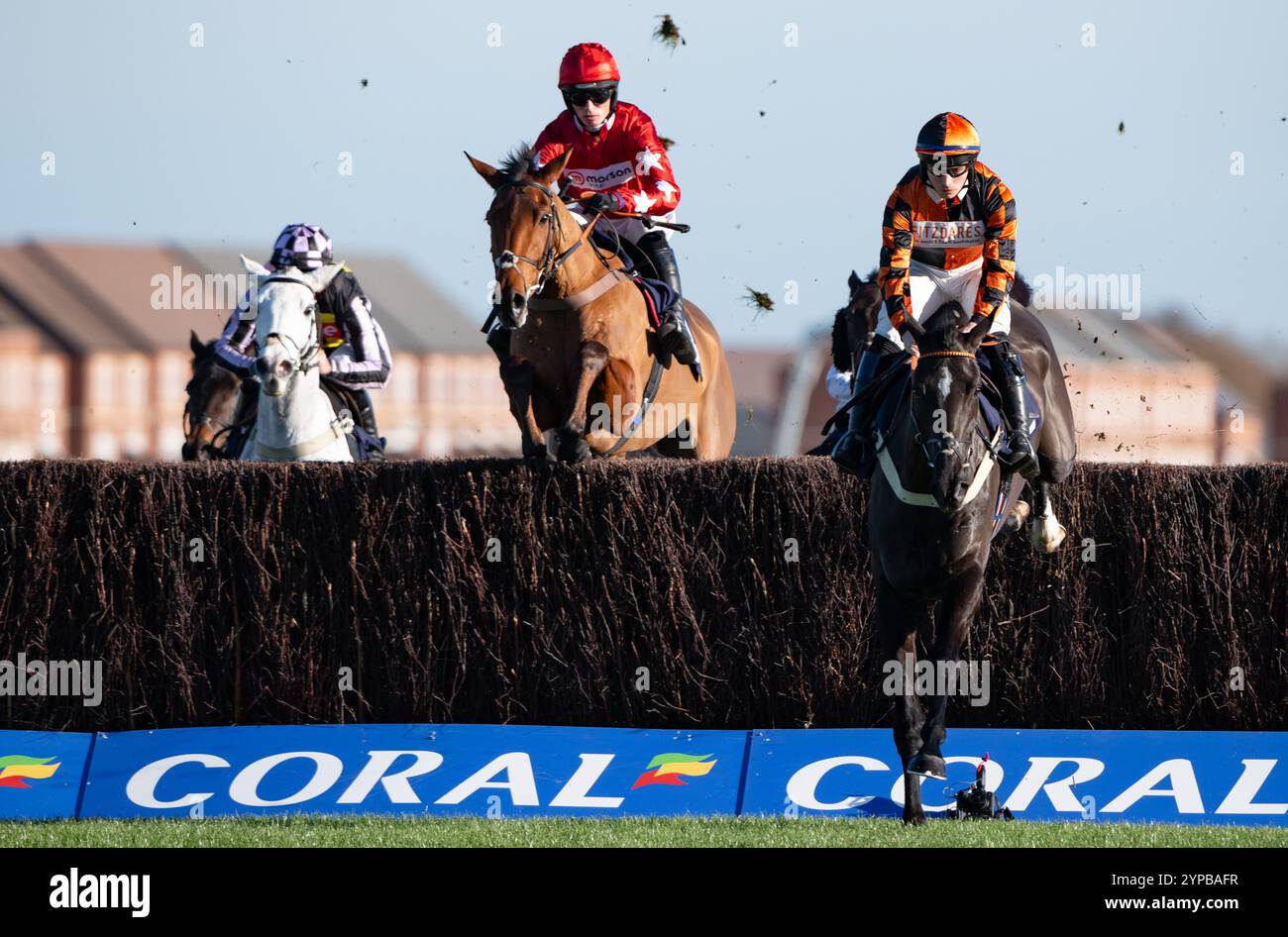 Newbury, Großbritannien. Freitag, 29. November 2024. Kalif du Berlais und Harry Cobden gewinnen den Coral Racing Club Novices Handicap Chase für Trainer Paul Nicholls und Besitzer Ferguson, Mason, Hales & Done. Credit JTW equine Images / Alamy Live News Stockfoto