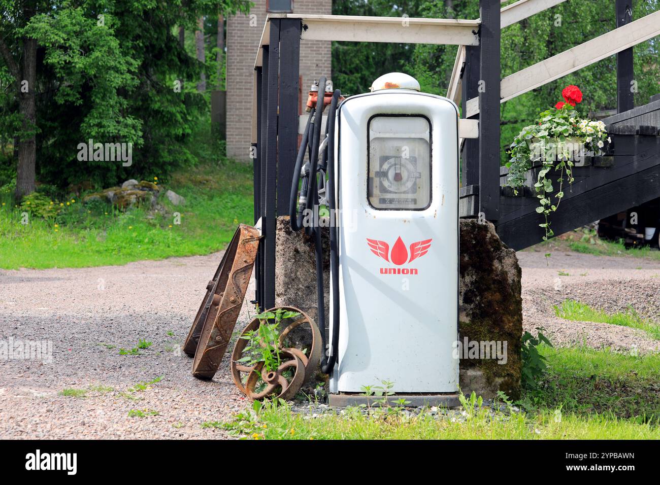 Alte Kraftstoffpumpe von Union in Südfinnland. Oy Union-Oljy ab war eine finnische Tankstellenkette. Riihikoski, Finnland. Juni 2022. Stockfoto